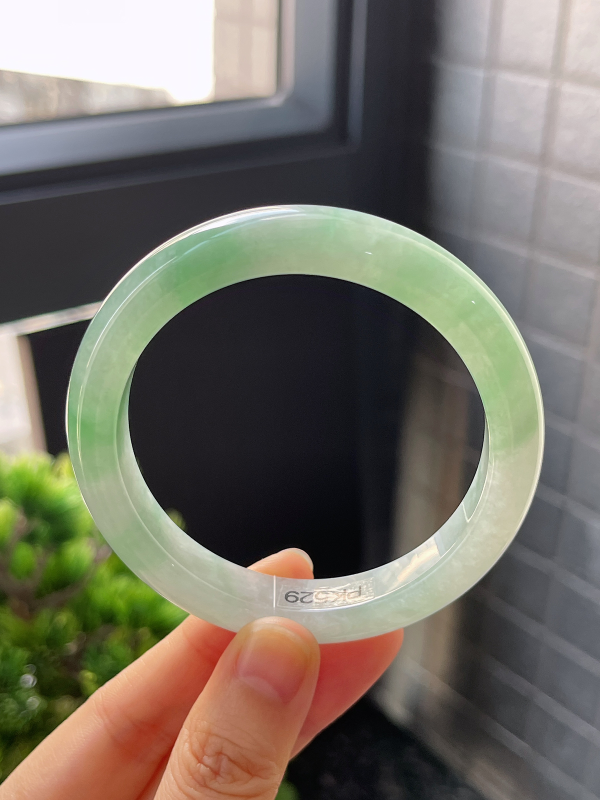正圈56.3圈口，翡翠糯化种淡绿色手镯