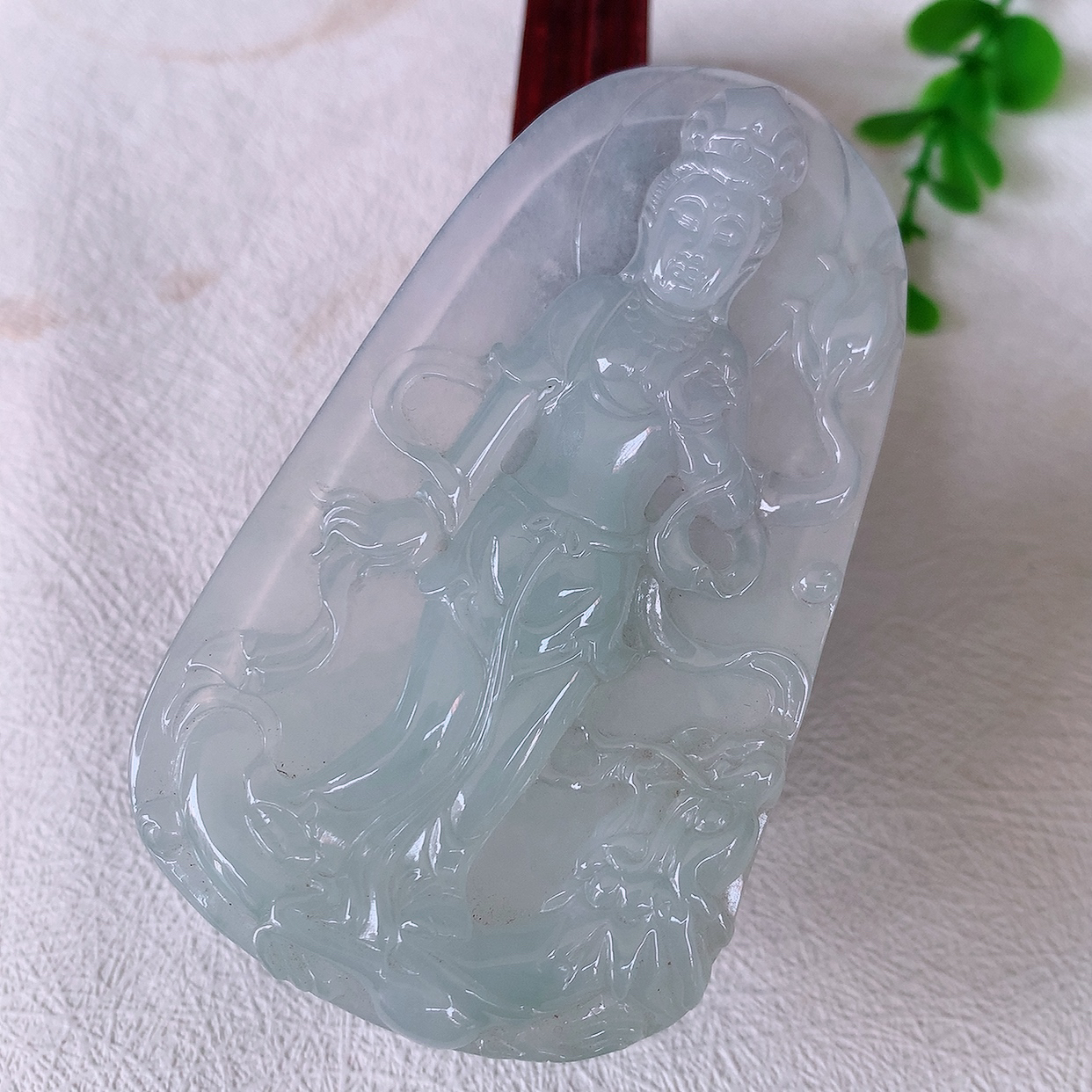 自然光实拍，冰种翡翠观音牌吊坠，赐福翡翠观音，冰透，观音面相慈祥，雕琢细致， 佩戴气质！#50尺寸80*47.5-7.8