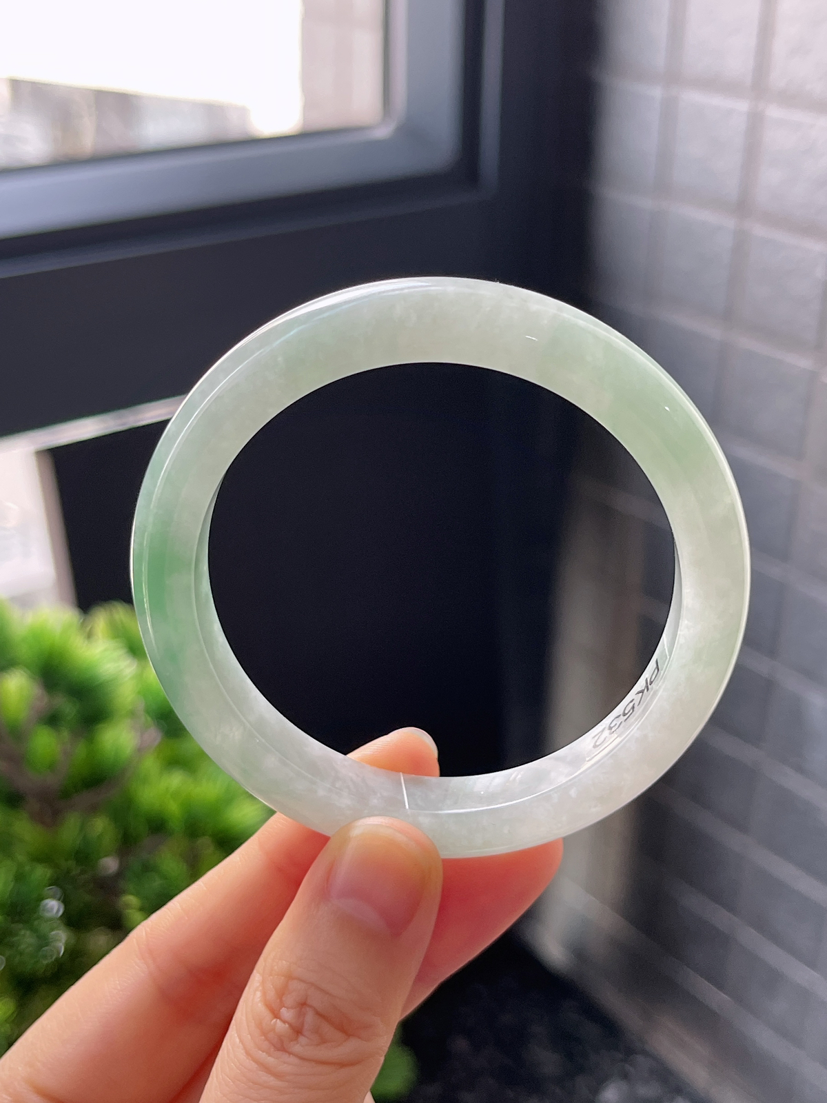 正圈54圈口，翡翠糯化种飘绿手镯