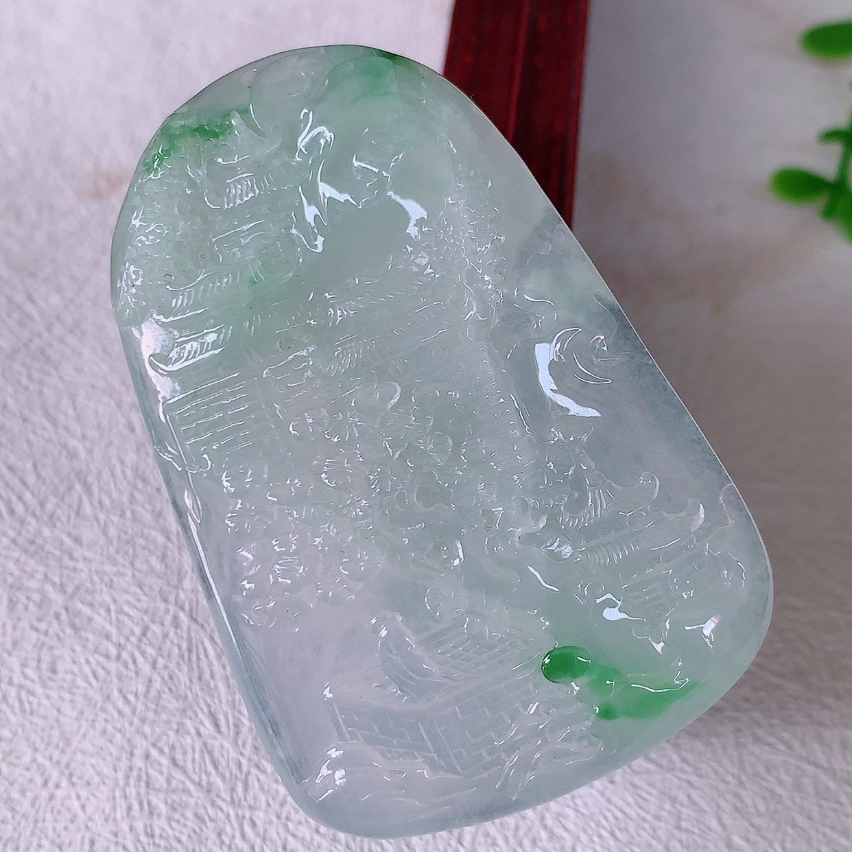 自然光实拍，冰种飘阳绿翡翠山水牌吊坠，立体生动形象，山水素材布局合理，意境感佳， 佩戴上身效果更高贵 #50.尺寸60.5*40.5*7.2