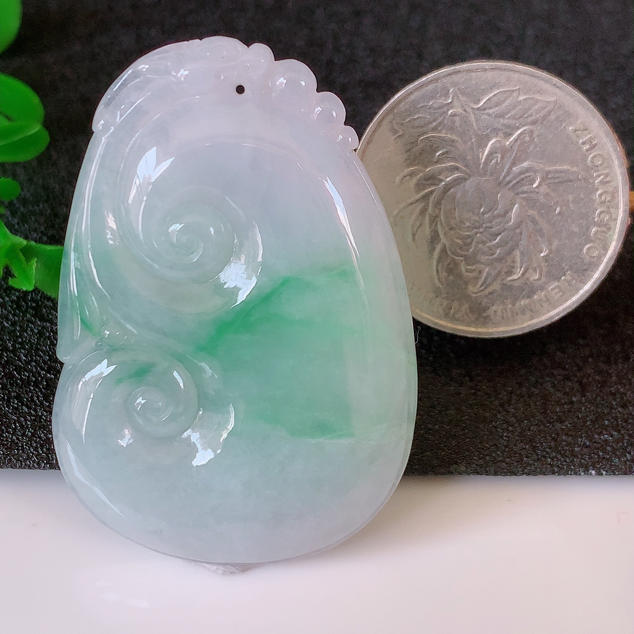 自然光实拍，冰飘绿翡翠如意吊坠，上身效果非常美，饱满大气，工艺美，万事如意， 如意一生 #50尺寸45-31-5
