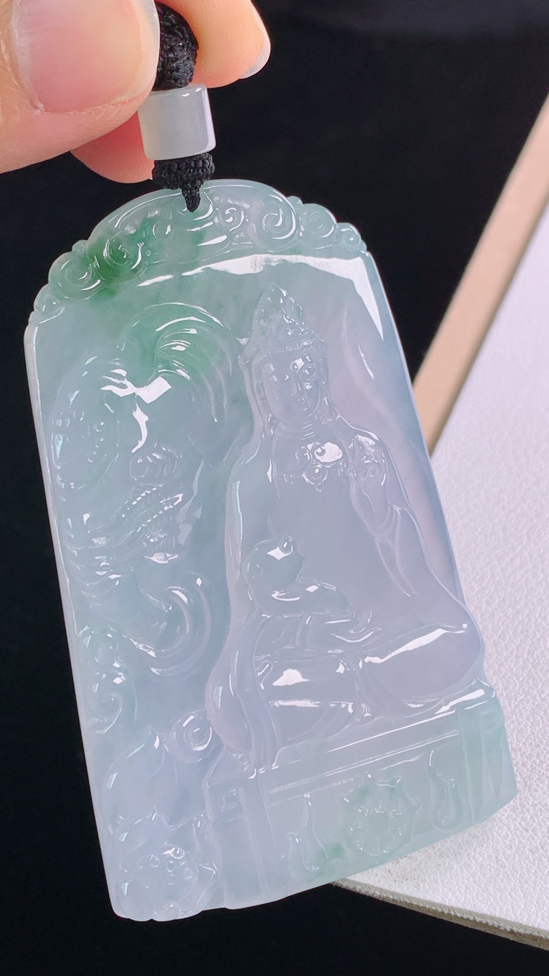 冰飘花普贤菩萨 冰透起光，花色灵动，无裂 尺寸:69.8-43.1-6.2mm 26