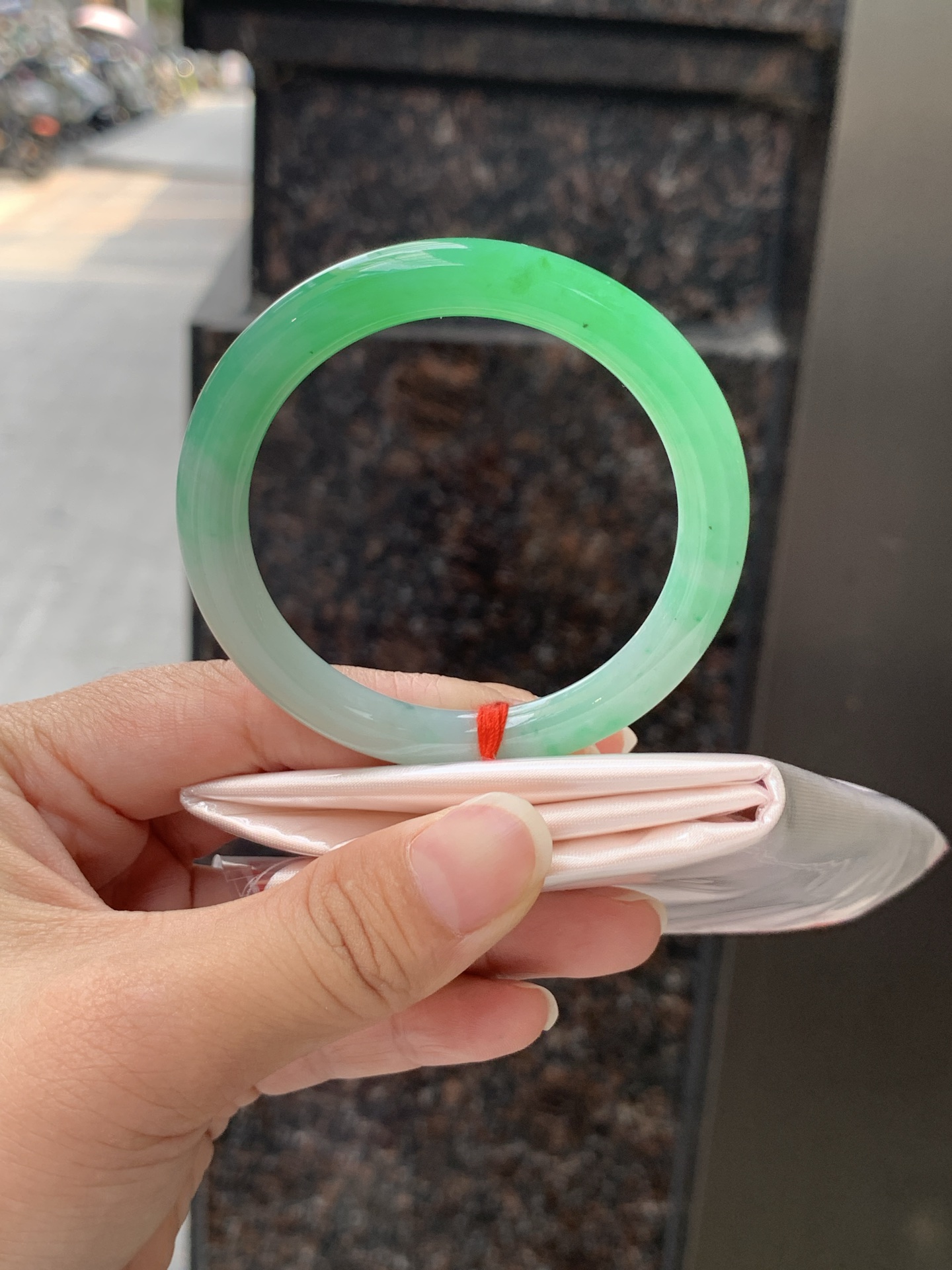 阳绿圆条 0529-N812 打灯纹裂，底妆细腻，通透的苹果绿底色像是被春雨洗过的嫩叶在，阳光下还会