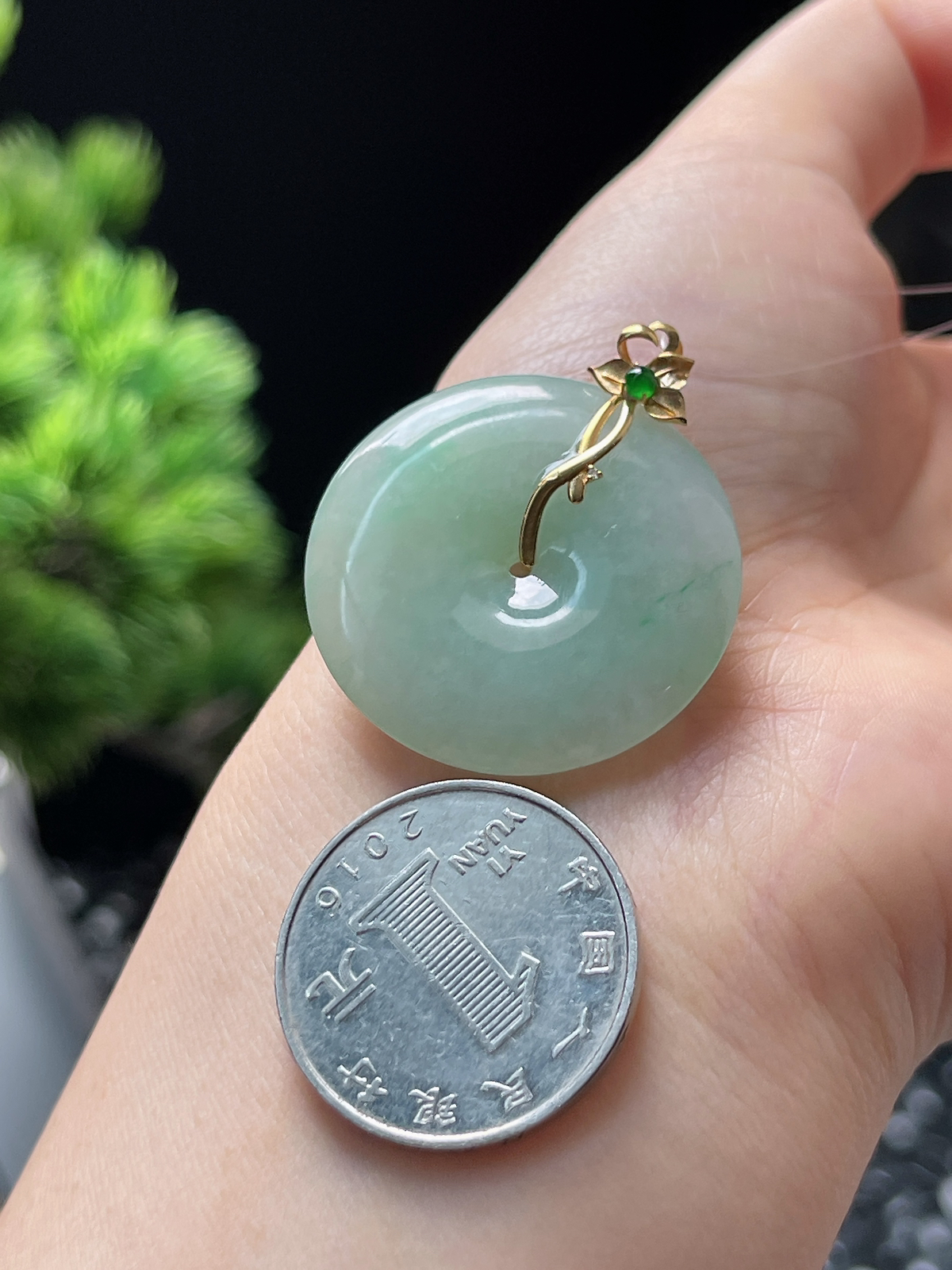 翡翠冰糯种淡绿色平安扣，印记：G18K,伴钻石