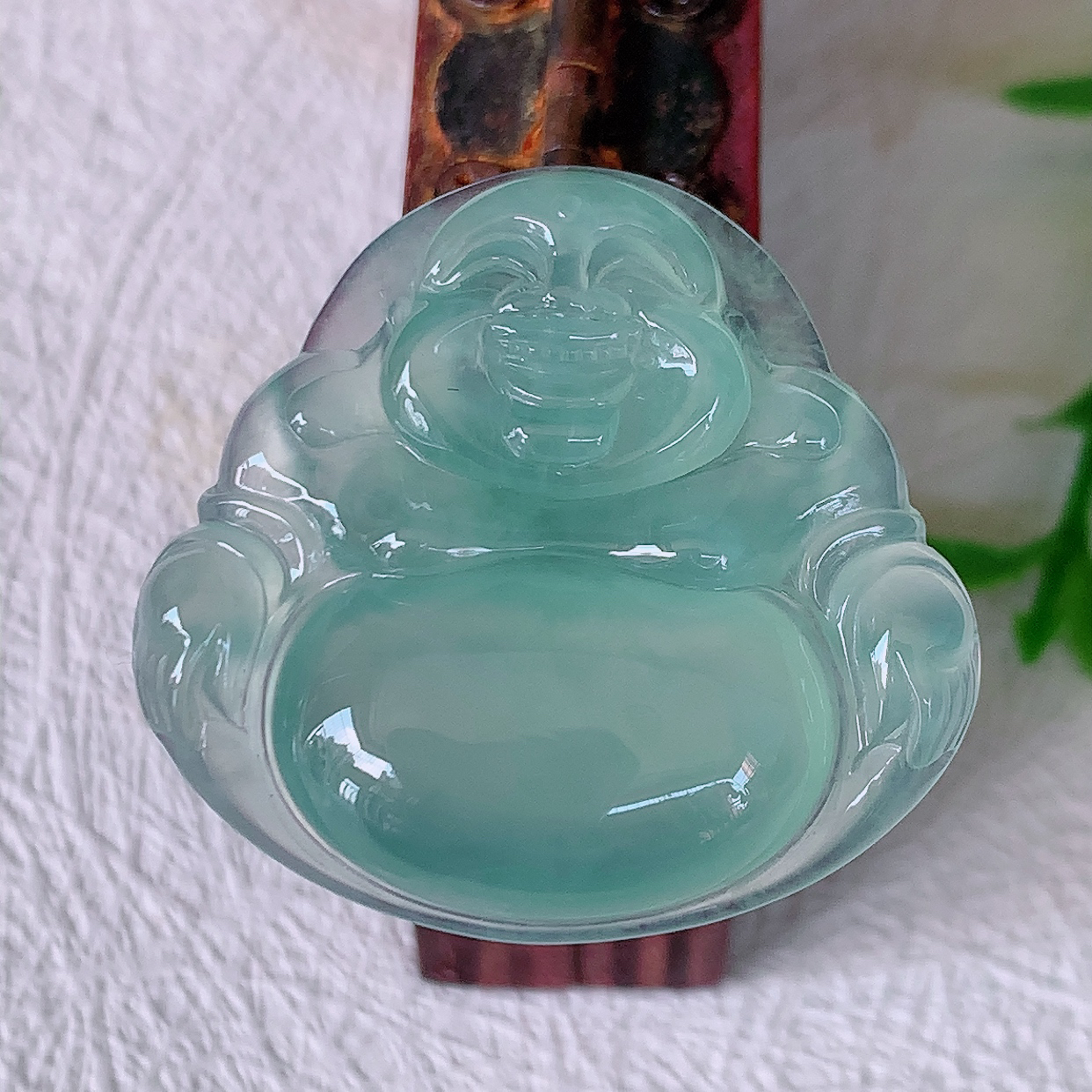 自然光实拍，冰种佛公翡翠吊坠，饱满，种水上乘，晶莹剔透，起强玻璃光泽。佛公亦保平安，寓意有福（佛公）