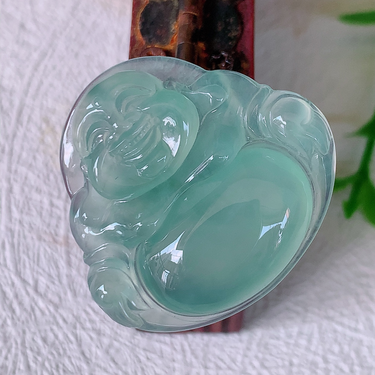 自然光实拍，冰种佛公翡翠吊坠，饱满，种水上乘，晶莹剔透，起强玻璃光泽。佛公亦保平安，寓意有福（佛公）相伴，品相佳， 配戴优雅迷人！#a50尺寸30*27.6*5.8