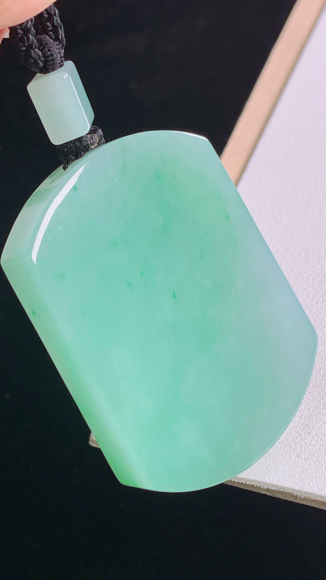 冰晴无事牌 种色俱佳，底子细腻， 尺寸:56.3-41.8-9.8mm 26