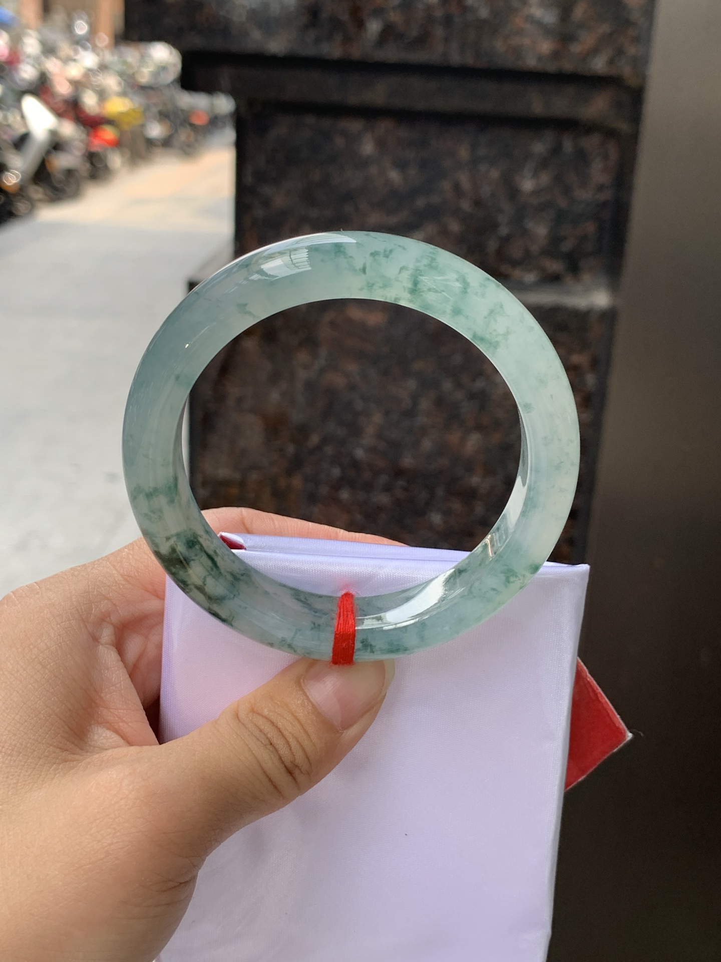 冰飘花正圈 58-12.4-9 0529-N829 打灯纹裂，底妆冰润细腻，冰底中开出了朵朵蓝花，飘花灵动飘逸，勾勒出一幅唯美诗意的山水意境画，古典优雅又秀气