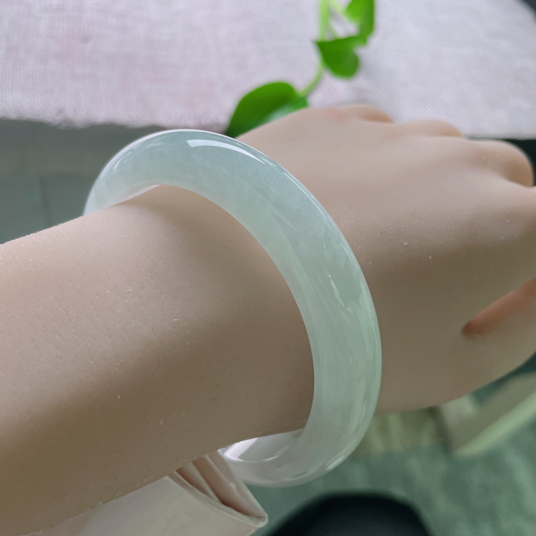 淡绿底正圈，水润细腻，清新简约，贵气，甜美，无裂，ss53605a