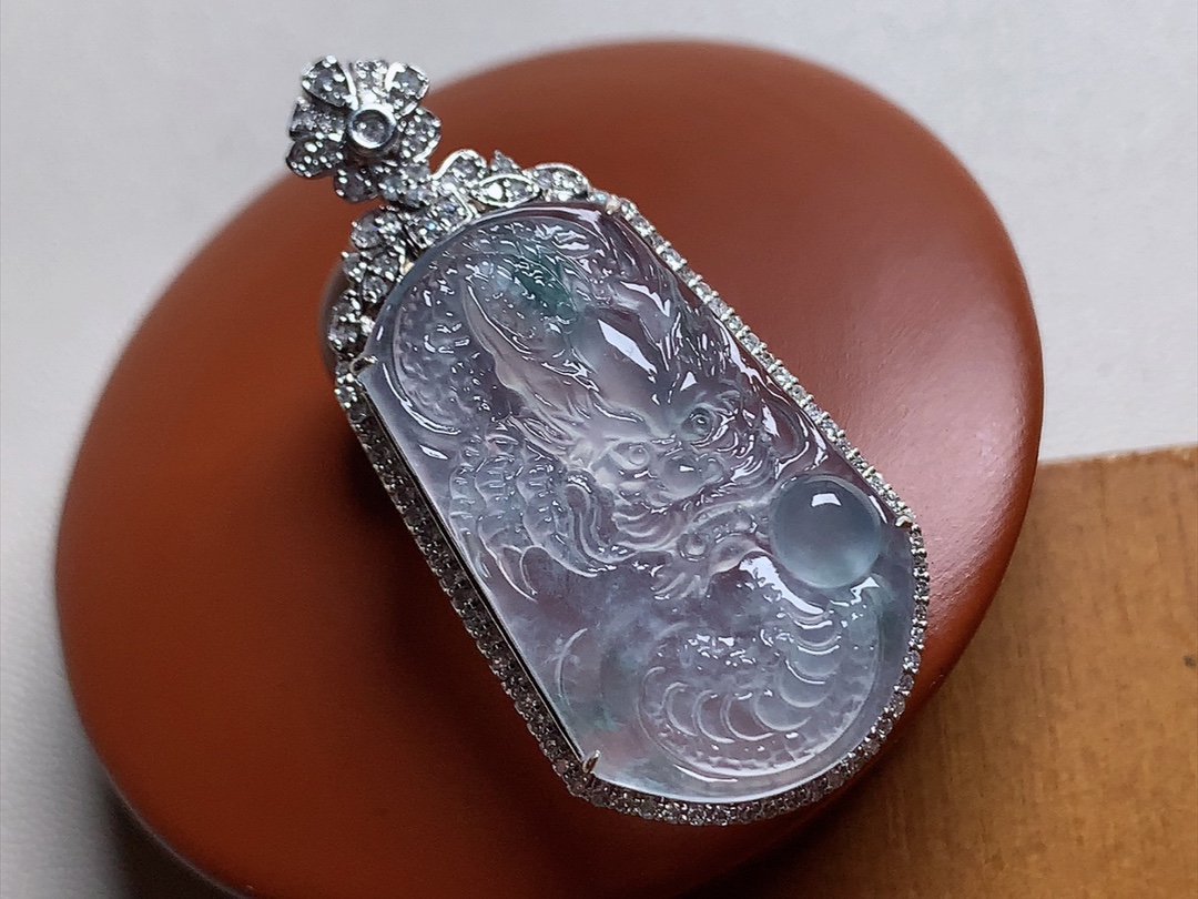 ️ 玻璃种飘花龙牌 镶嵌18K金，雕工细致霸气十足，尺寸41*20*10.5
