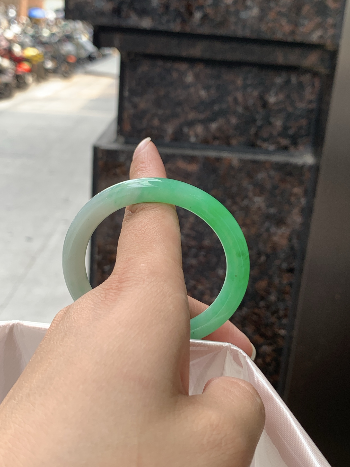 阳绿圆条 0529-N812 打灯纹裂，底妆细腻，通透的苹果绿底色像是被春雨洗过的嫩叶在，阳光下还会透出甜甜的蜜糖光泽，夏日清新感拉满。