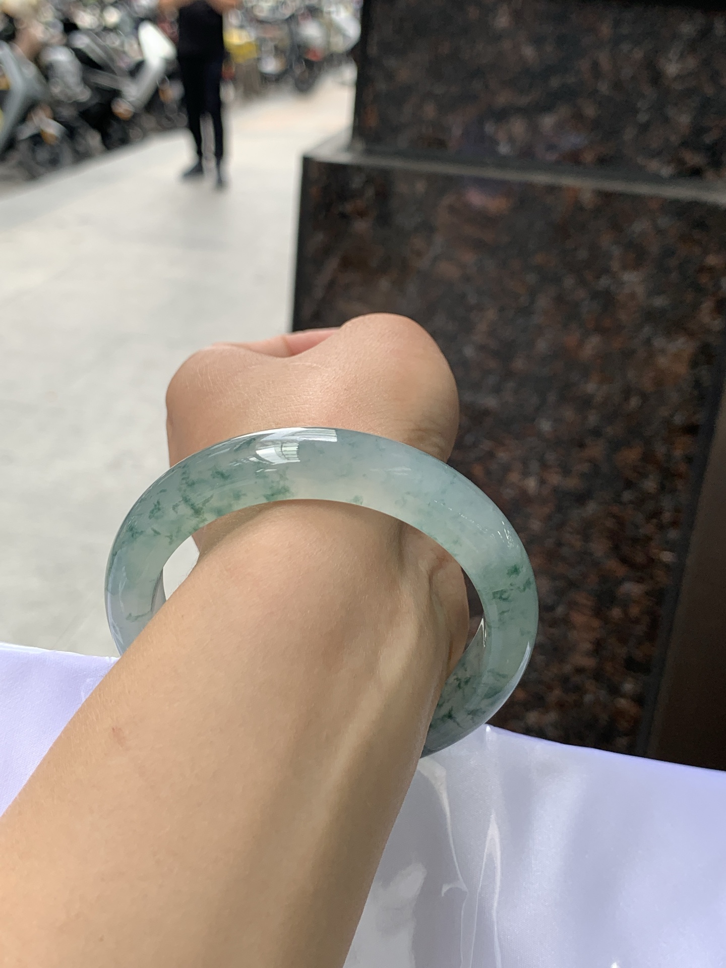 冰飘花正圈 58-12.4-9 0529-N829 打灯纹裂，底妆冰润细腻，冰底中开出了朵朵蓝花，飘花灵动飘逸，勾勒出一幅唯美诗意的山水意境画，古典优雅又秀气