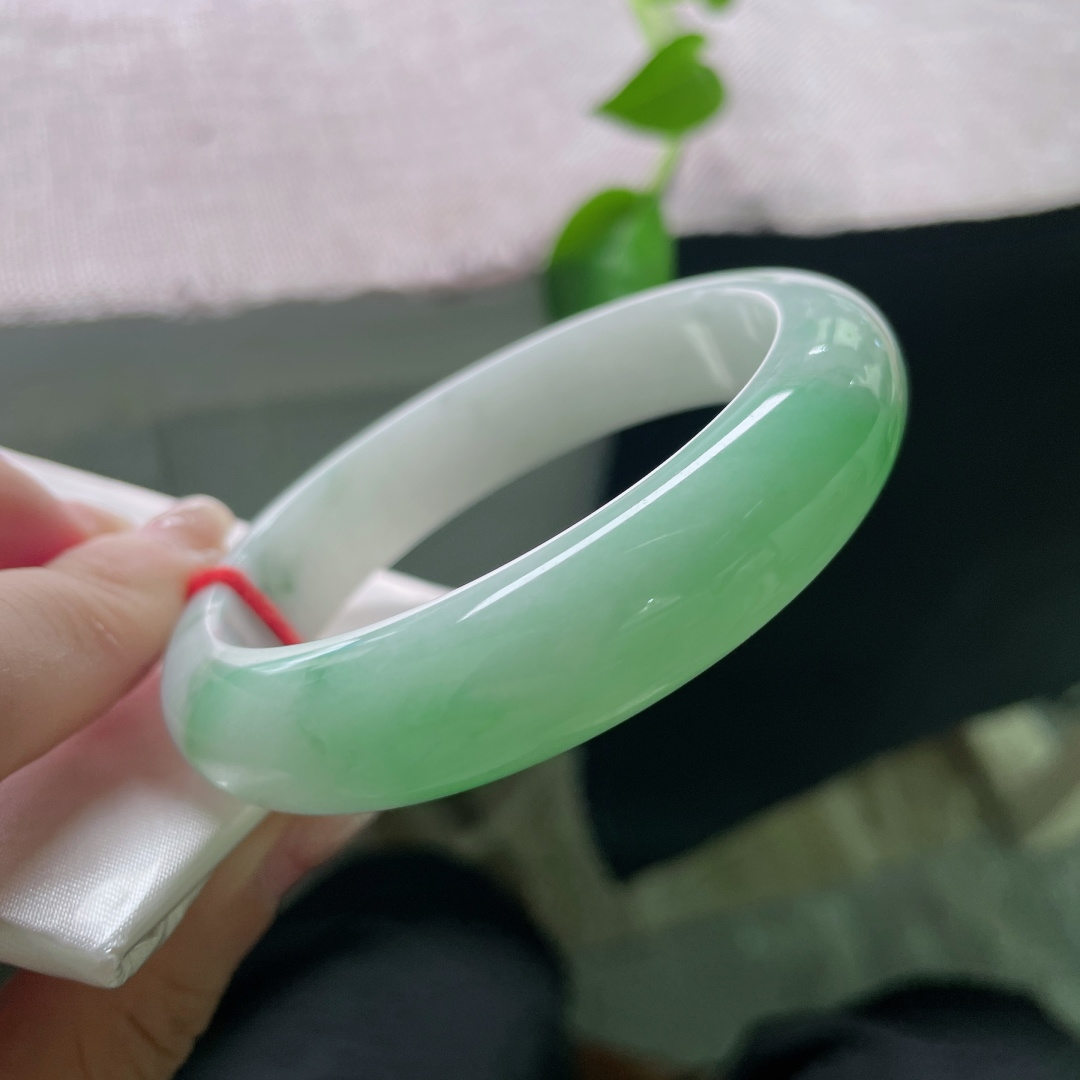 57.6/13.7/8.8绿底正圈，水头好，细润，云想衣裳花想容，玉想白底一抹青。皮纹，ss53392a
