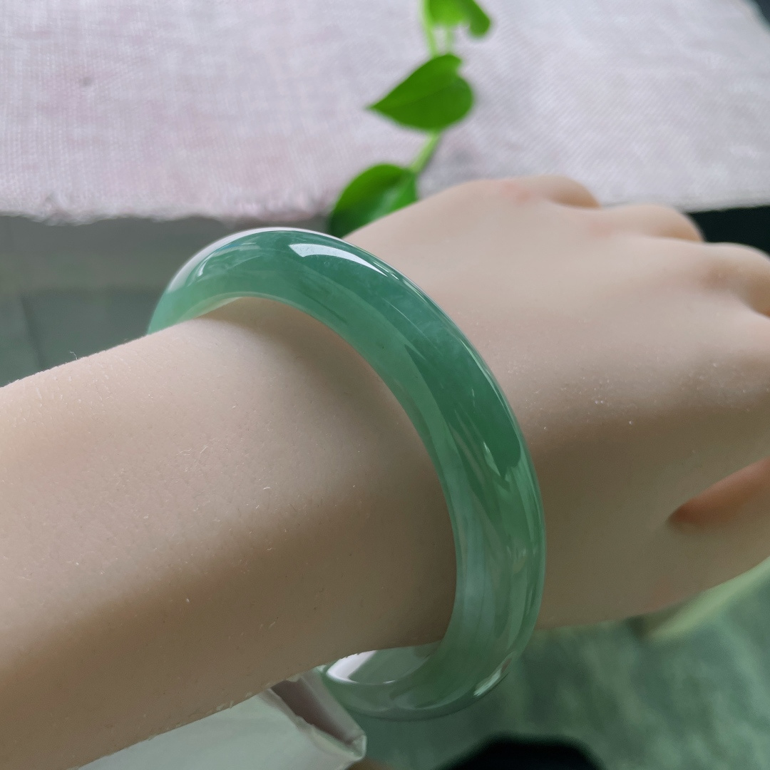 冰油正圈，湖水蓝，腕间的海洋之心，充满神秘气息，冰润细腻，无裂，ss53398a