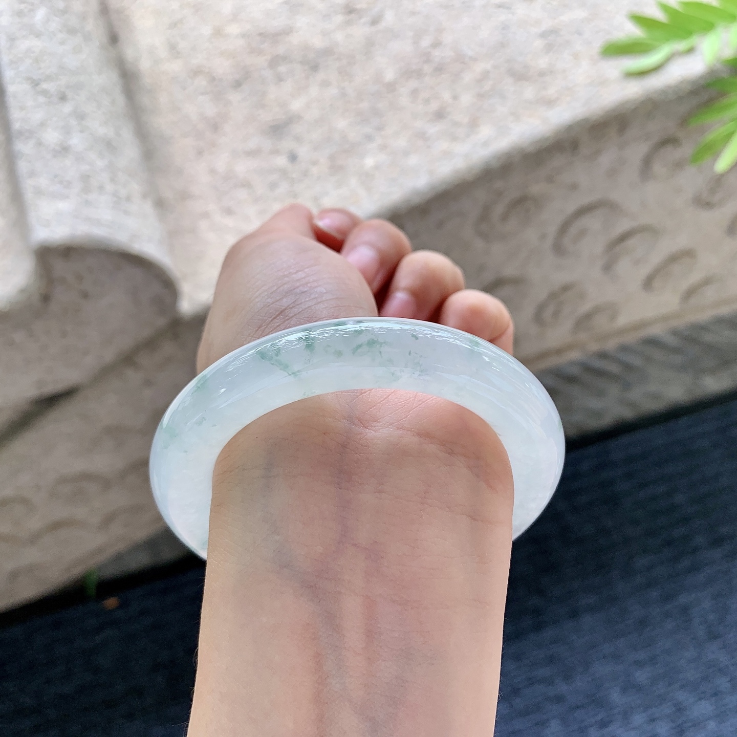 圆条52 53【圈口】53.8/11.2/11.2【编码】C5052972【描述】冰糯飘花，水润，种老，细腻，打灯有棉线