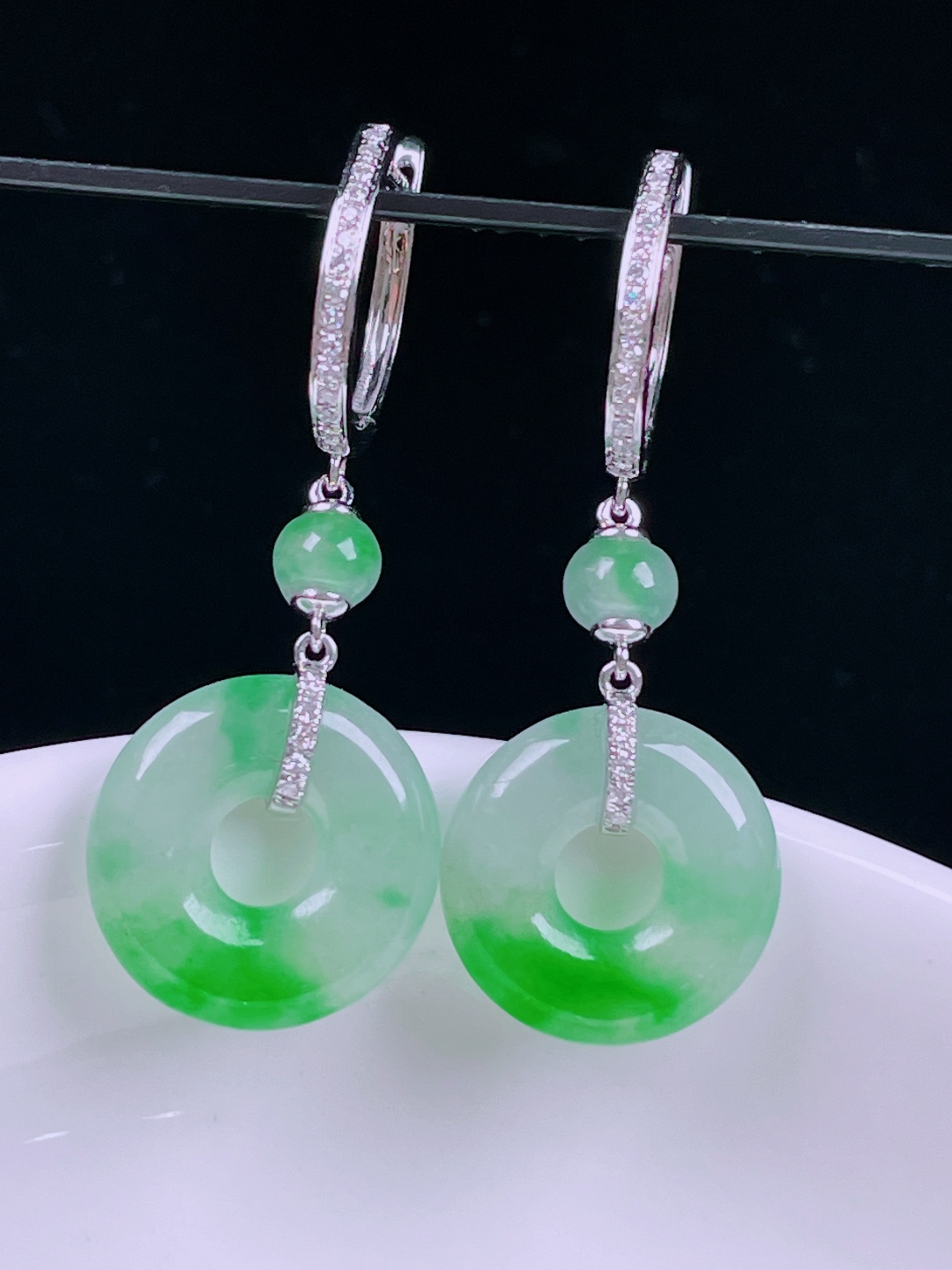 冰绿耳坠，老种起光，细底通透，尺寸：33.2/12.8/3mm0529