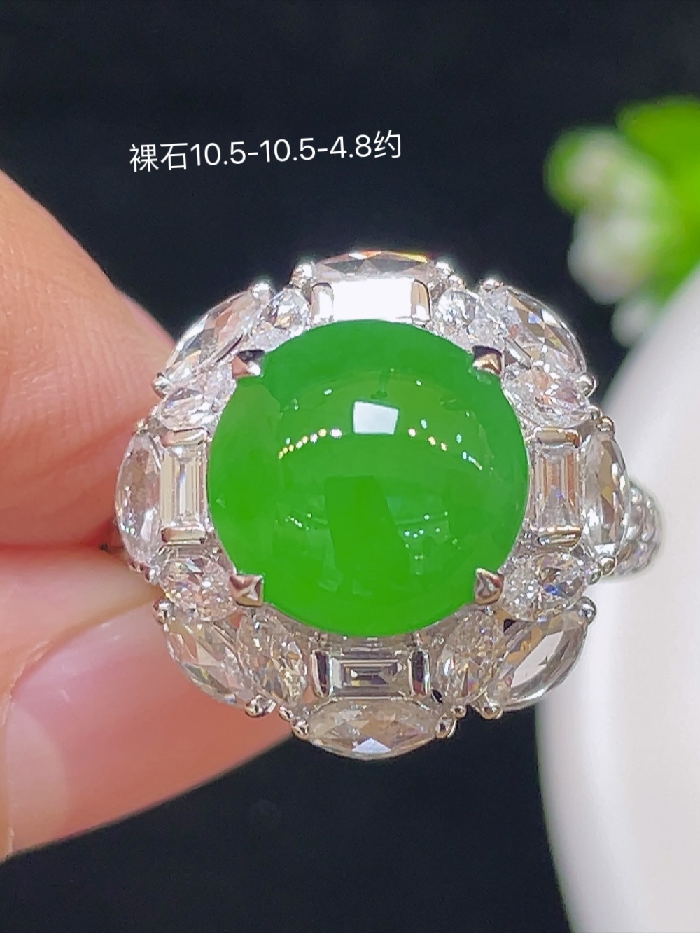 【高冰正阳绿，戒指】大件饱满，通透水润，玉质细腻，翠色鲜艳，18k金奢华钻石镶嵌️，10.5-10