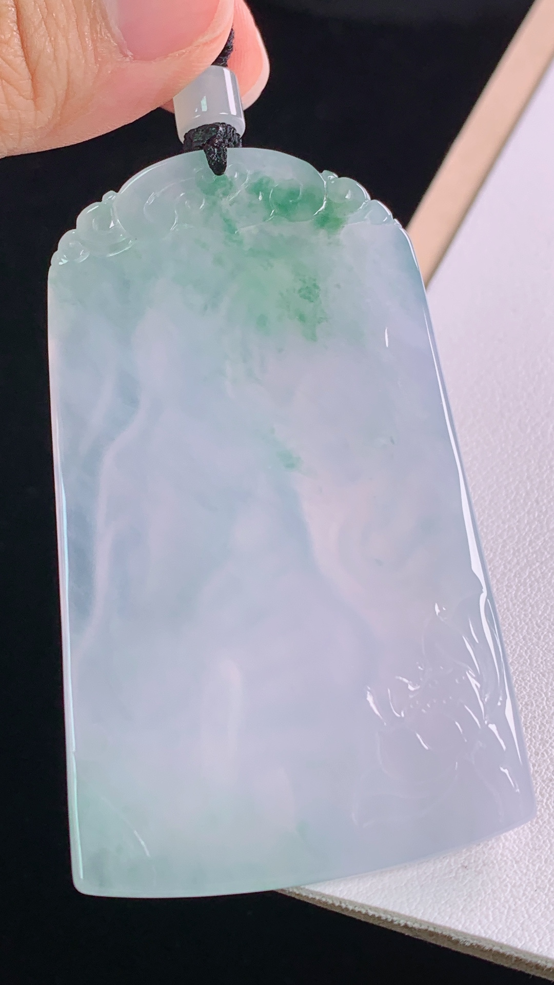冰飘花普贤菩萨 冰透起光，花色灵动，无裂 尺寸:69.8-43.1-6.2mm 26