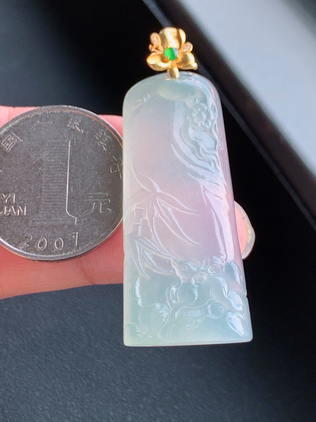 ️ 竹报平安扣牌吊坠，冰润通透的底子像一汪春水，18K金镶的扣头精致又点睛，阳绿小蛋面一搭，瞬间贵气感拉满。竹子线条干净利落，自带“节节高升”的好彩头，温柔又大气，裸石41.8-18.8-5.7整体49.2自然光拍摄