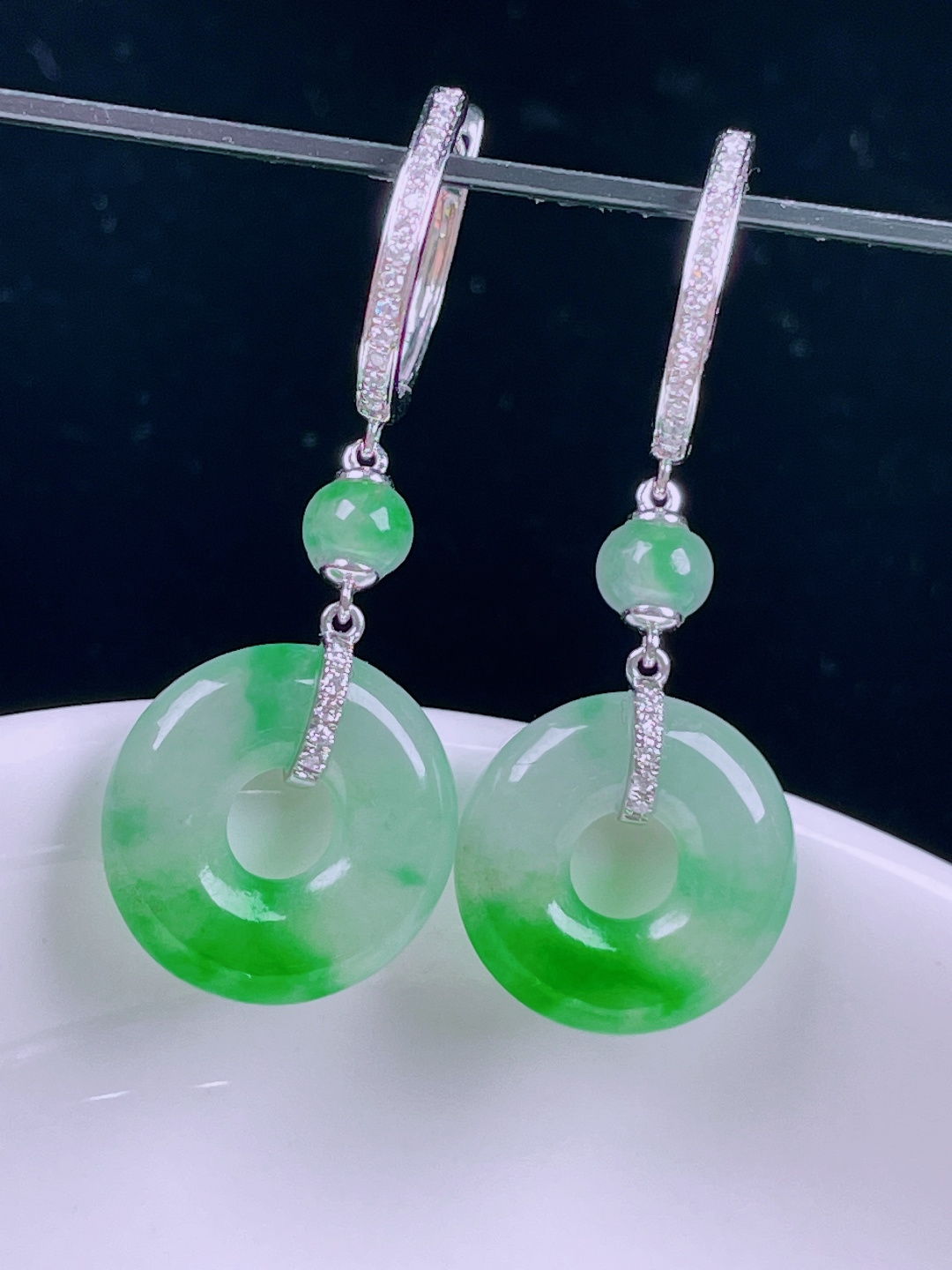 冰绿耳坠，老种起光，细底通透，尺寸：33.2/12.8/3mm0529