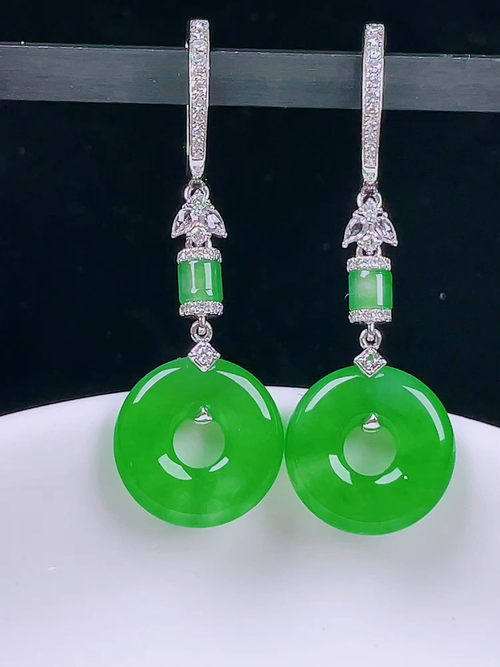 ️冰绿耳坠，老种起光，细底通透，尺寸：39.5/13.2/3mm0529