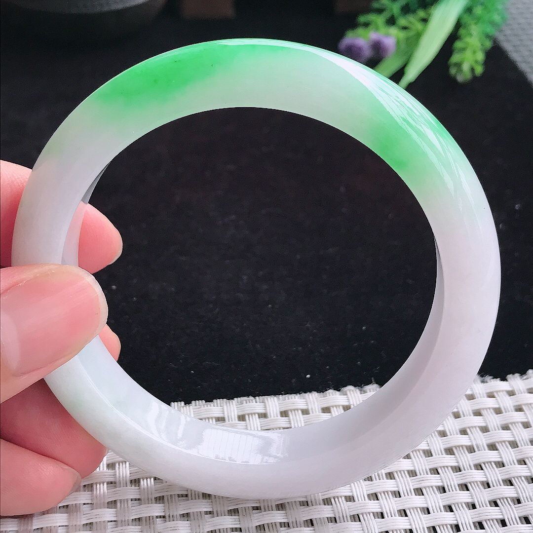 实拍A货翡翠60/12.2/9.3老坑冰润飘阳绿手镯大圈口白底青玉手镯女款平安镯