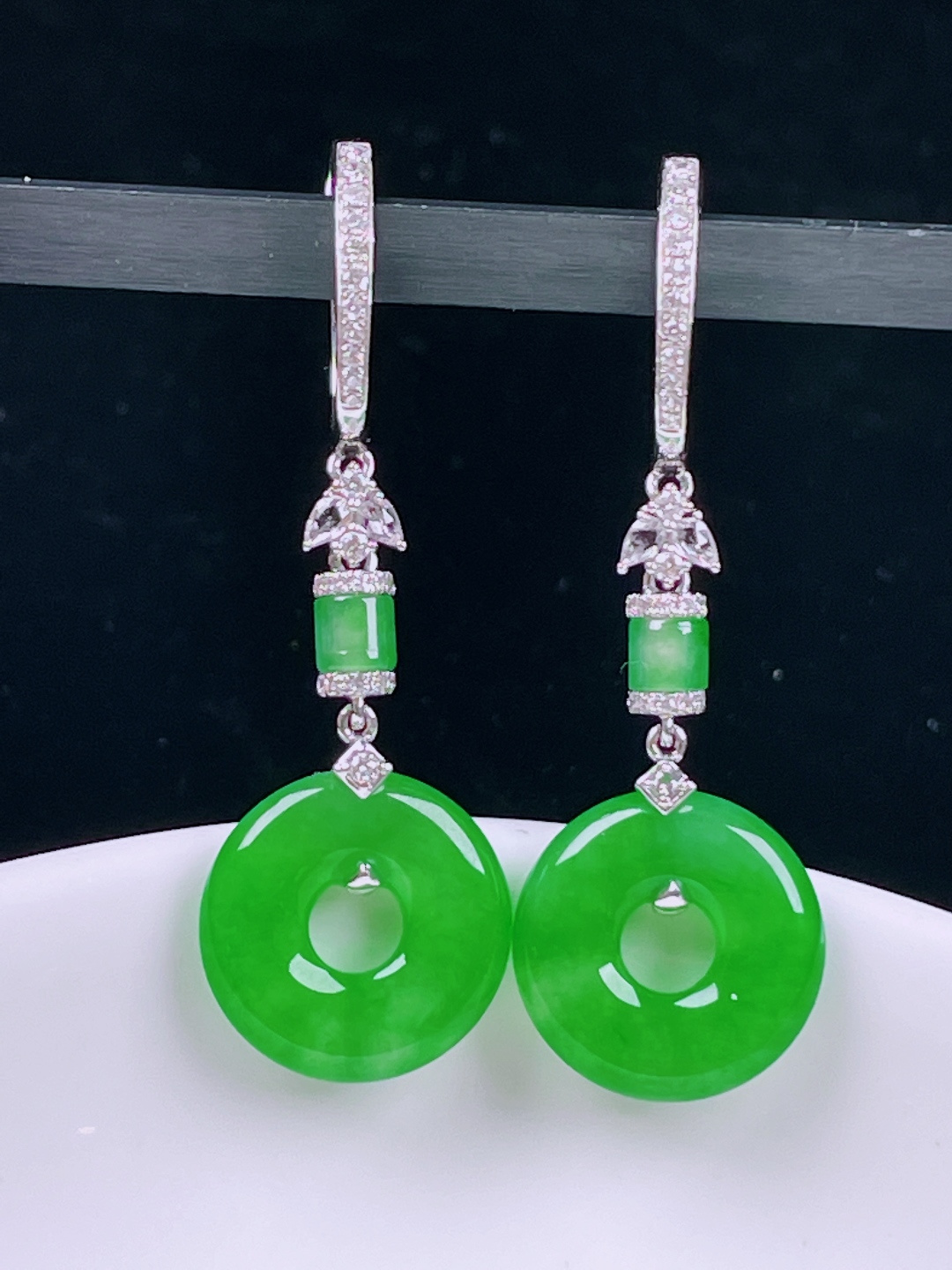 ️冰绿耳坠，老种起光，细底通透，尺寸：39.5/13.2/3mm0529
