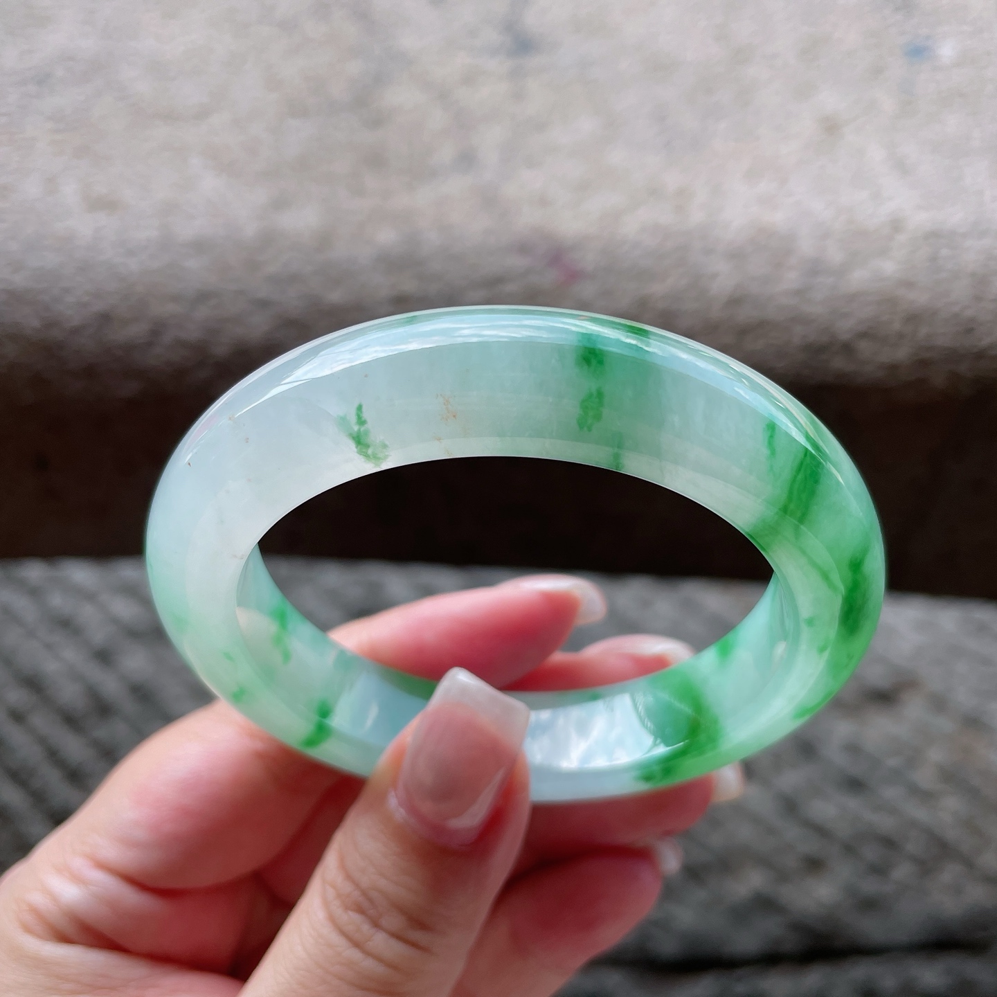 手镯正圈54 55圈口54.3-12.5-9.7编码0528E16描述冰种飘绿花，晶莹剔透，水润，种老，有纹