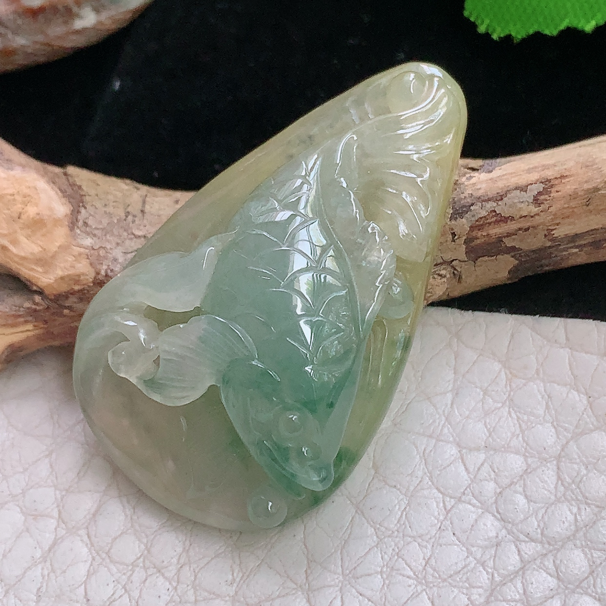 hx实拍39*23.5*10.5天然缅甸翡翠a货三彩自由自在 鱼儿玉吊坠 玉挂件