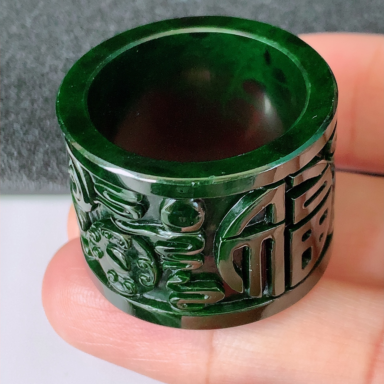 自然光实拍，23.6mm内径辣绿翡翠扳指，冰润指环，玉扳指，戒指，财源滚滚，玉质细腻起胶，32圈口， 种水好！#50尺寸23.6-21.8-3.3