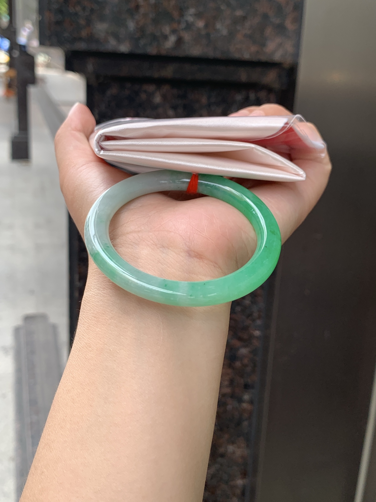 阳绿圆条 0529-N812 打灯纹裂，底妆细腻，通透的苹果绿底色像是被春雨洗过的嫩叶在，阳光下还会透出甜甜的蜜糖光泽，夏日清新感拉满。