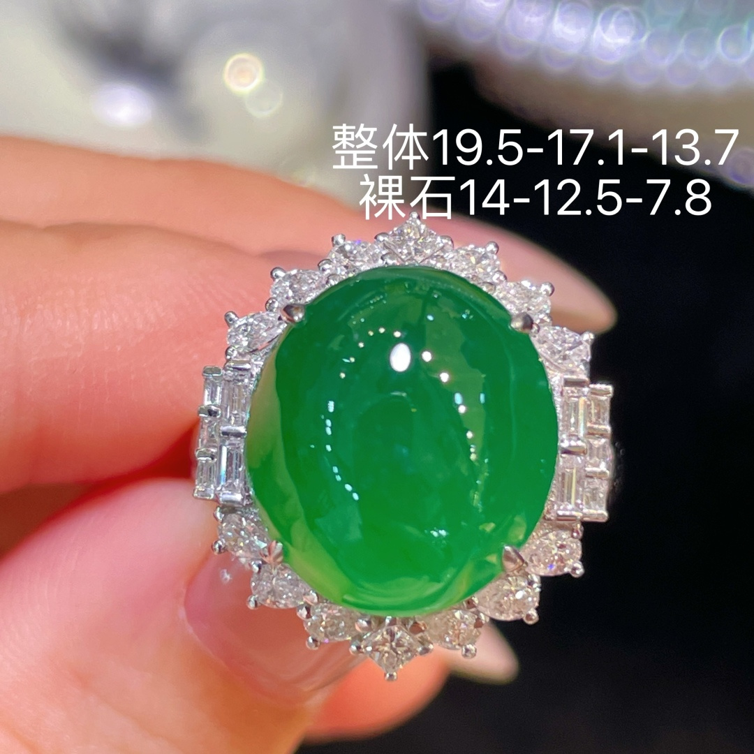 翡翠A货 蛋面戒指 阳绿满色，料子冰润细腻，种老起光，18k金镶真钻，上身佩戴效果很好 尺寸如图，