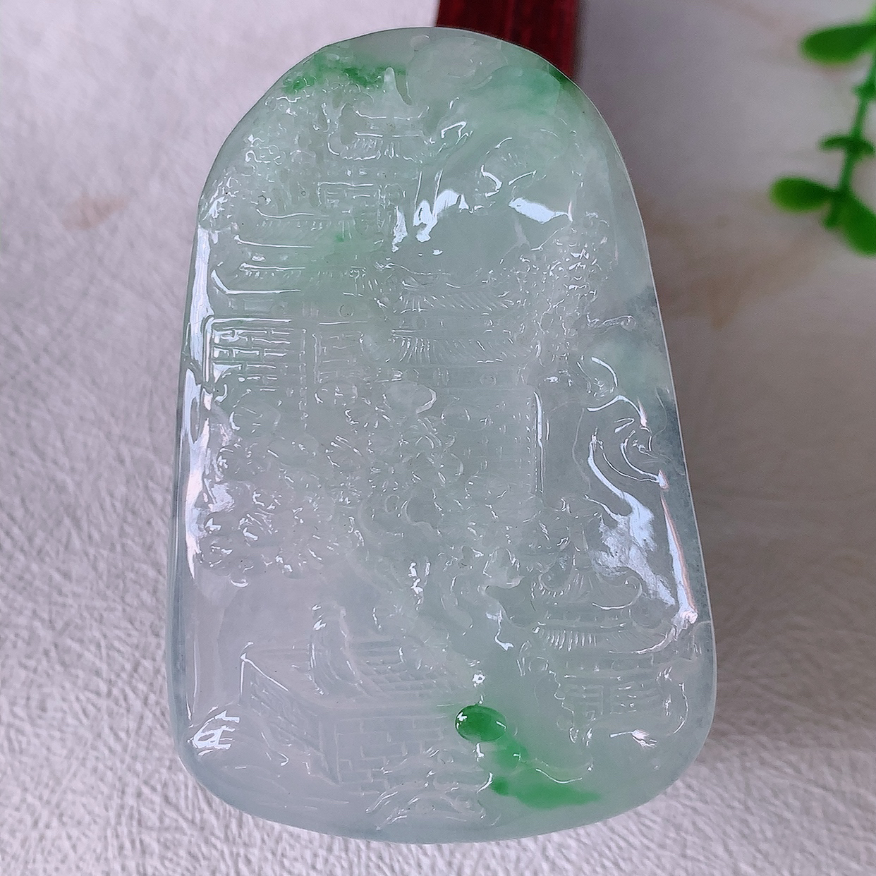 自然光实拍，冰种飘阳绿翡翠山水牌吊坠，立体生动形象，山水素材布局合理，意境感佳， 佩戴上身效果更高贵 #50.尺寸60.5*40.5*7.2
