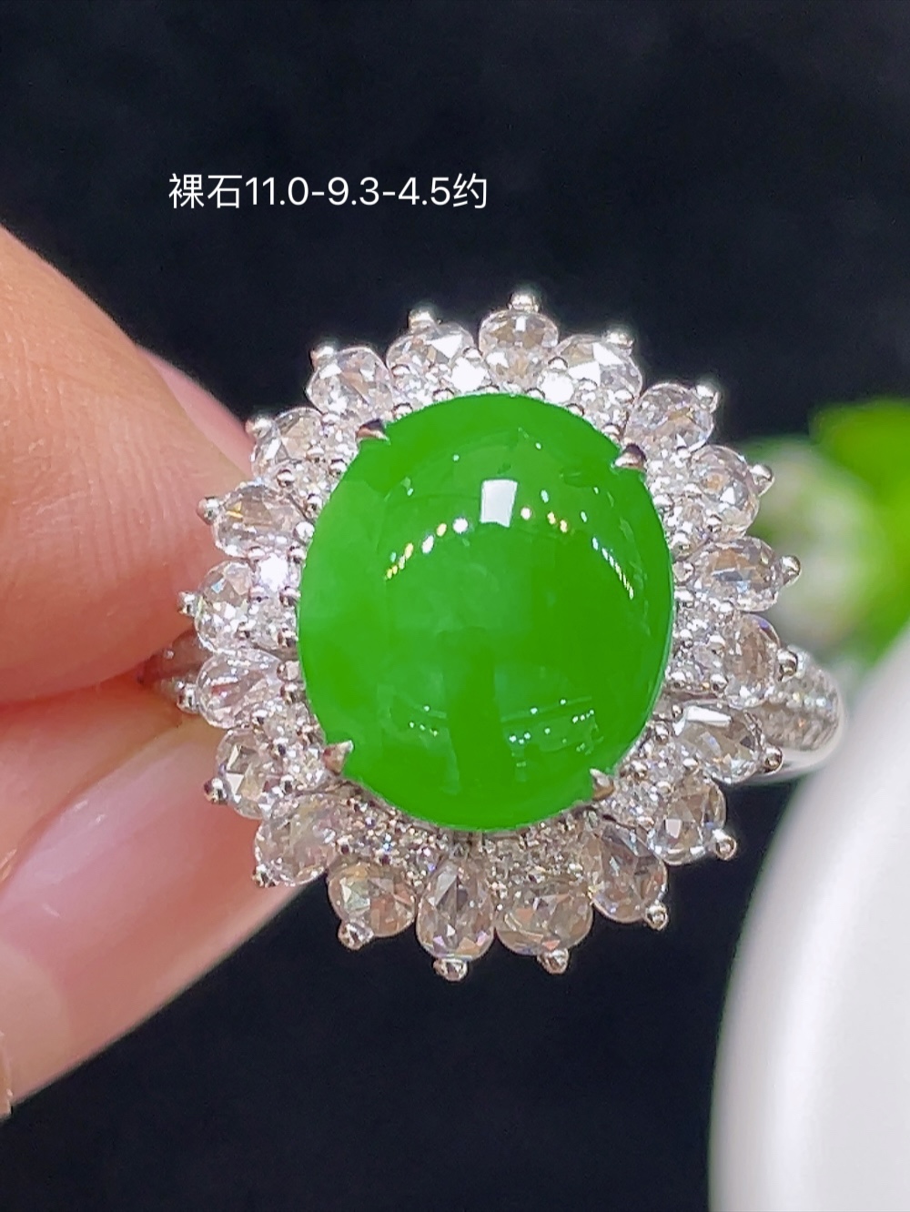 【高冰正阳绿，戒指】大件饱满，通透水润，玉质细腻，翠色鲜艳，18k金奢华钻石镶嵌️，11.0-9.