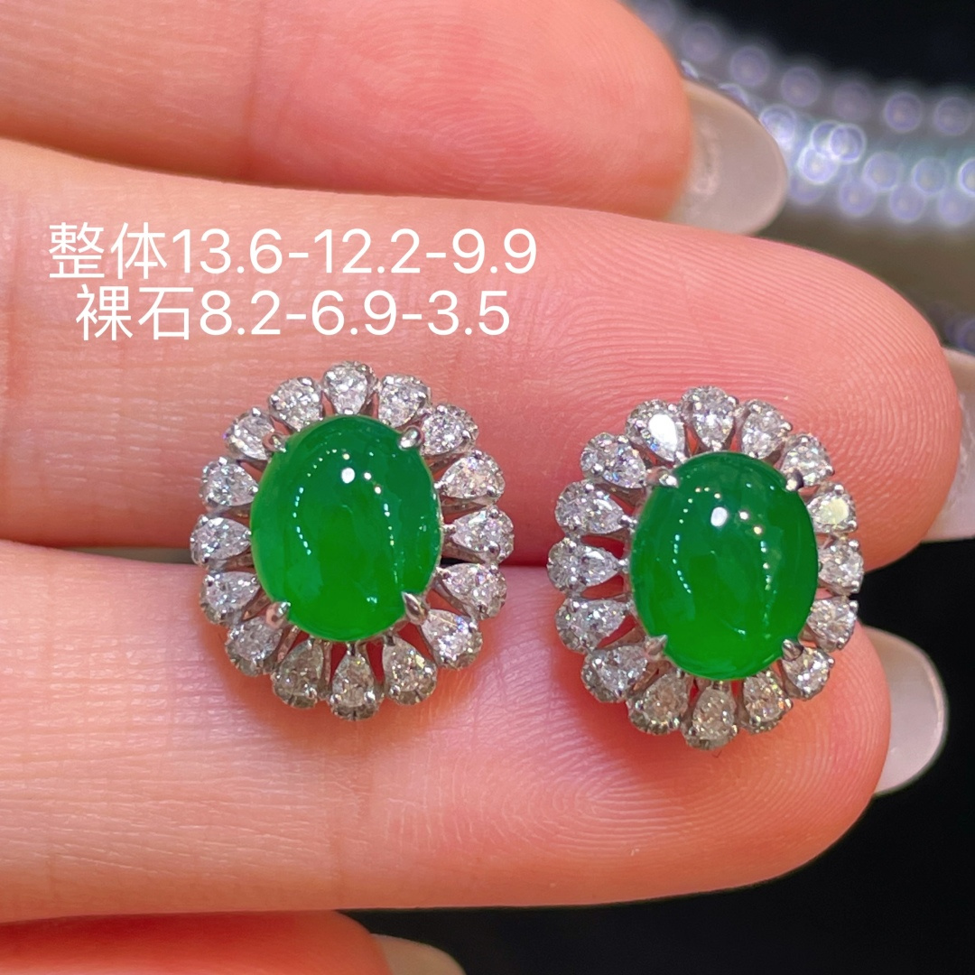 翡翠A货 蛋面耳环 耳钉 阳绿满色，料子冰润细腻，种老起光，18k金镶真钻，上身佩戴效果很好 尺寸