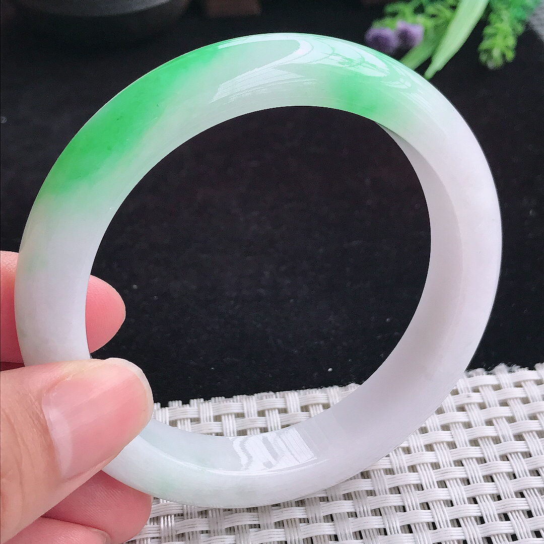 实拍A货翡翠60/12.2/9.3老坑冰润飘阳绿手镯大圈口白底青玉手镯女款平安镯