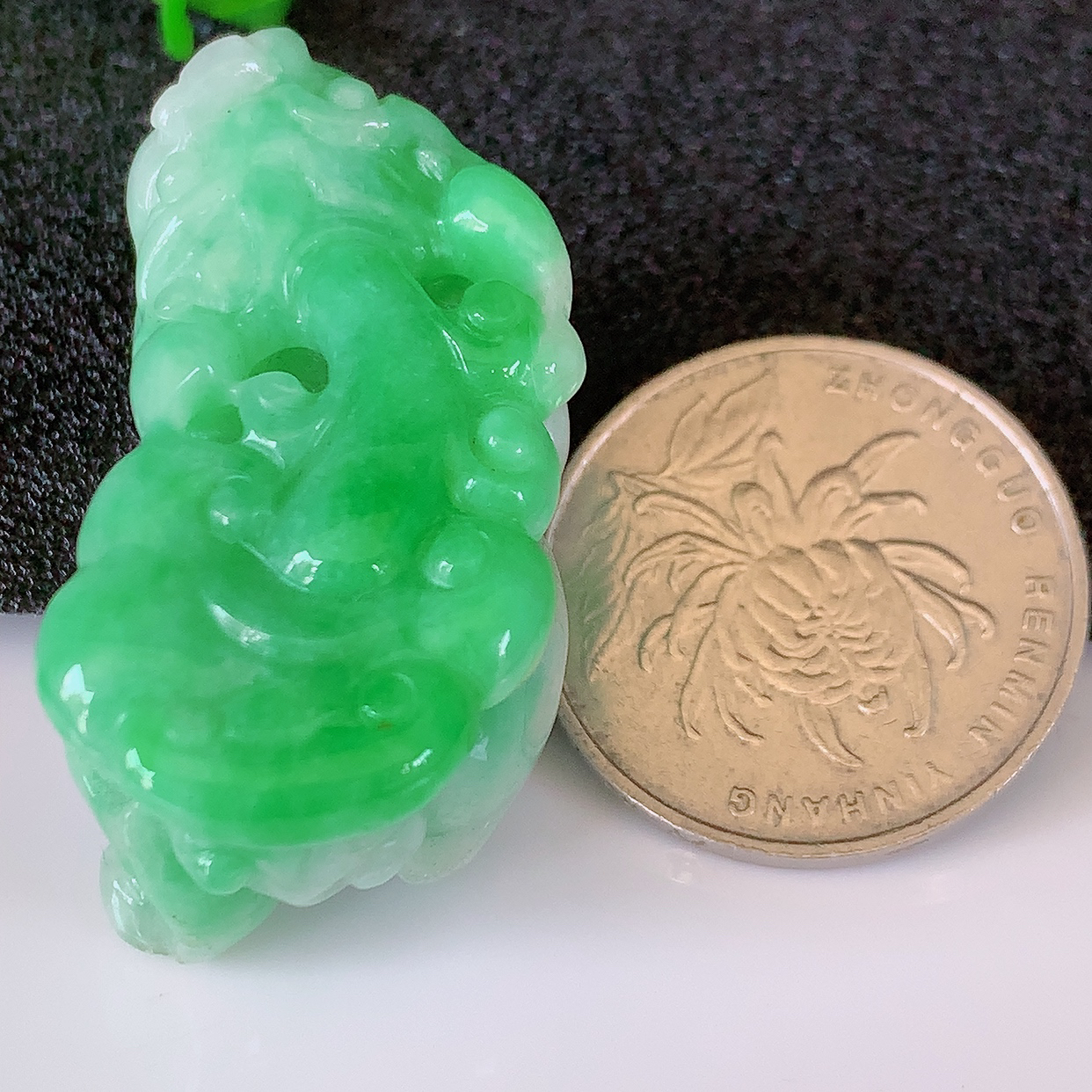 自然光实拍，冰润翠绿翡翠招财貔貅吊坠，民间有“一摸貔貅运程旺盛，再摸貔貅财运滚滚，三摸貔貅平步青云 ”的美好祝愿。#50尺寸37.5*18*18.5