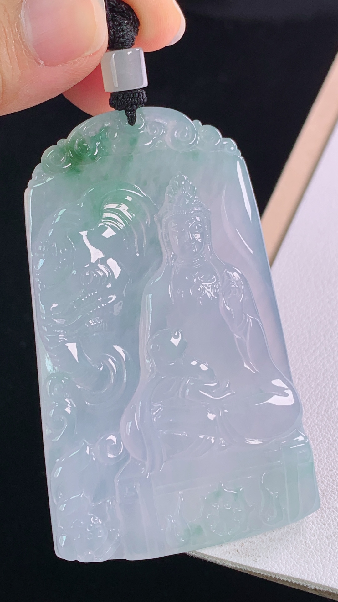 冰飘花普贤菩萨 冰透起光，花色灵动，无裂 尺寸:69.8-43.1-6.2mm 26