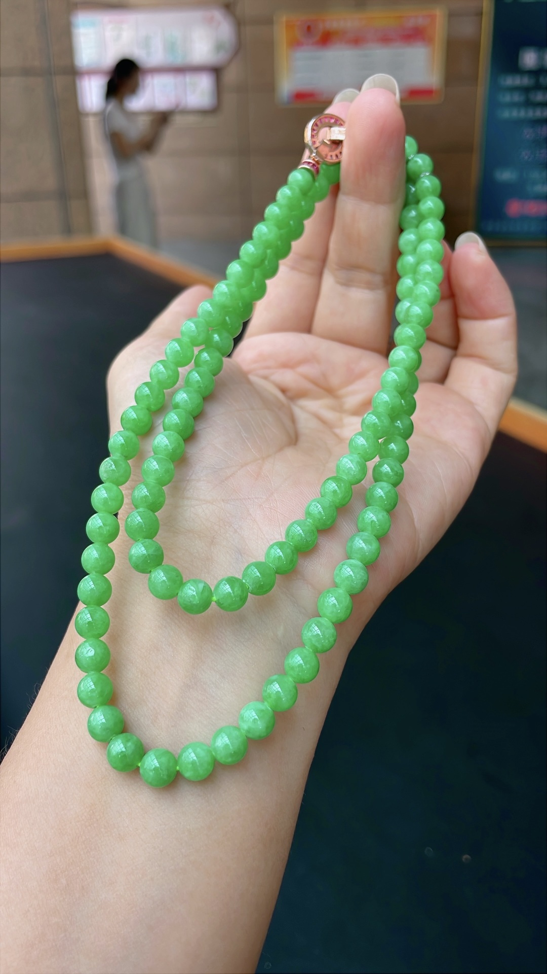 冰阳绿珠链 色泽鲜艳，珠圆玉润 尺寸：5.8-6.5，96颗
