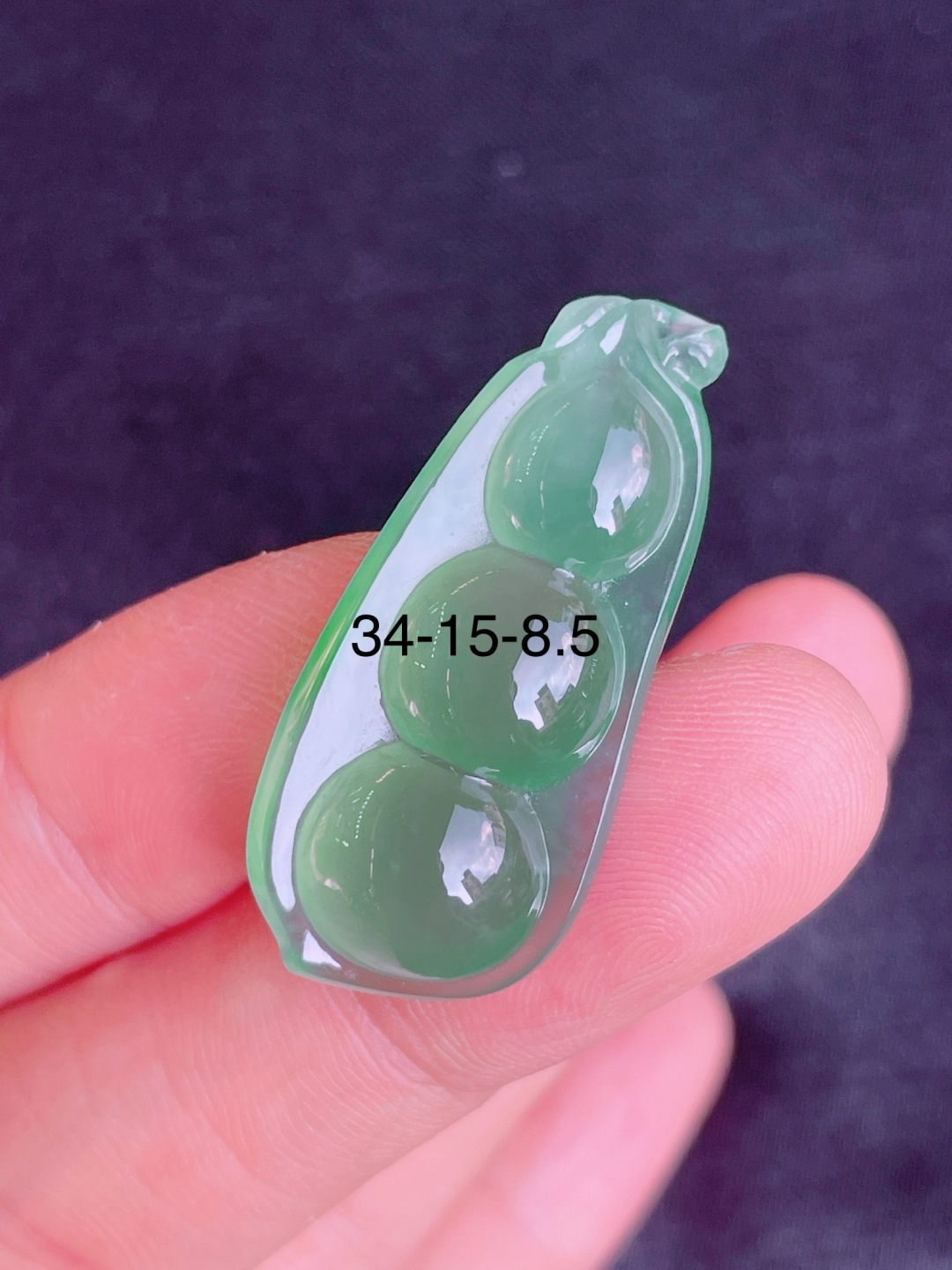 高冰绿福豆吊坠，晶莹剔透，新颖时尚，无裂，34-15-8.5