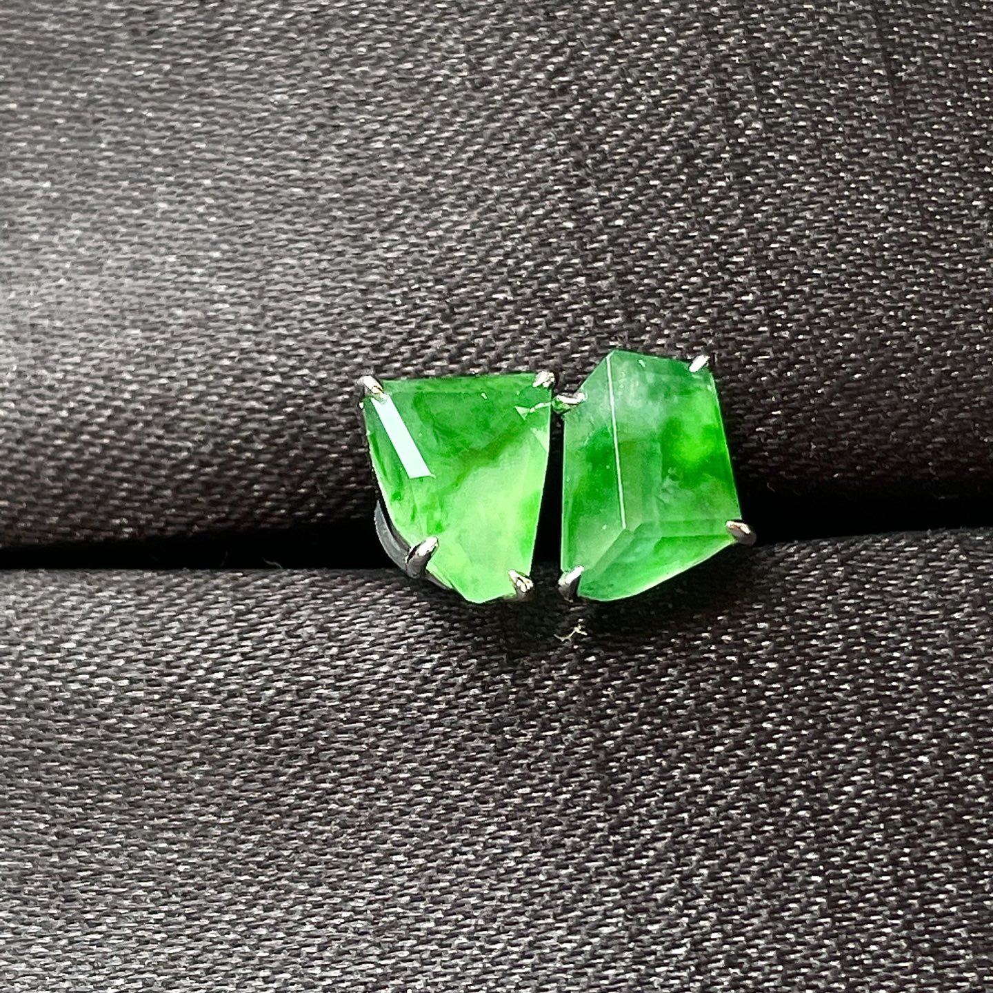 缅料高冰阳绿随形耳钉，18k金镶嵌，色辣，饱满水润，无裂，裸石尺寸14.3/10.4/4.5--41.7编码0528好数字