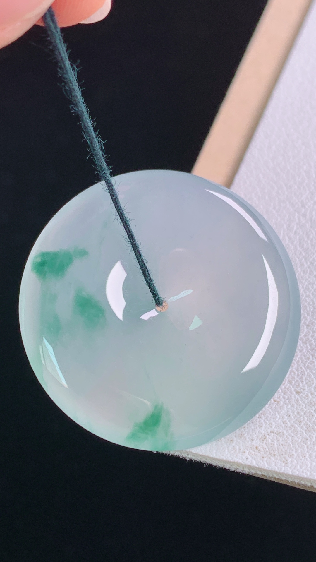 冰飘花平安扣 花色灵动，冰透起光，无裂 尺寸:29.6-5.6mm 25