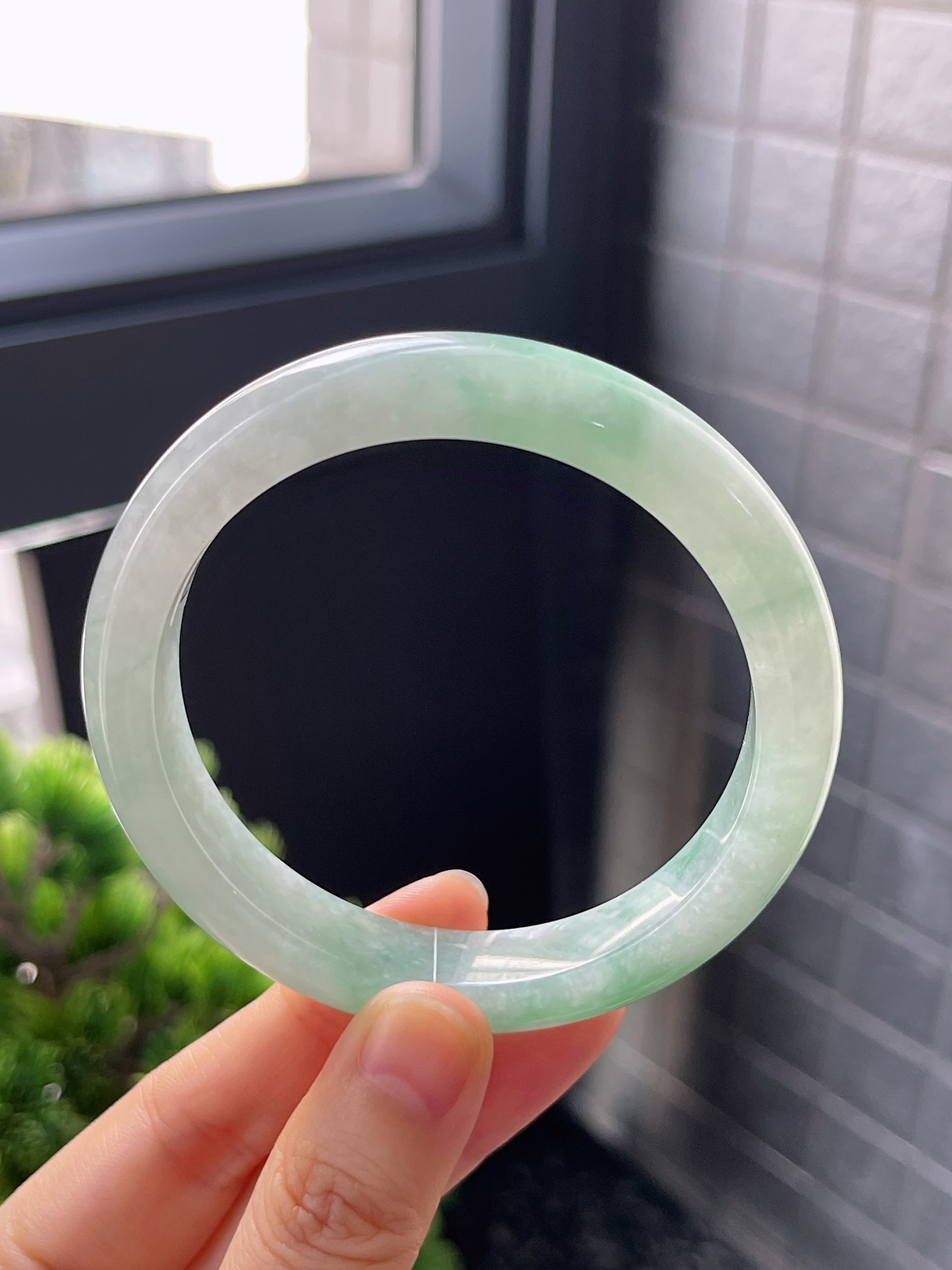 正圈58.2圈口，翡翠糯化种淡绿色手镯