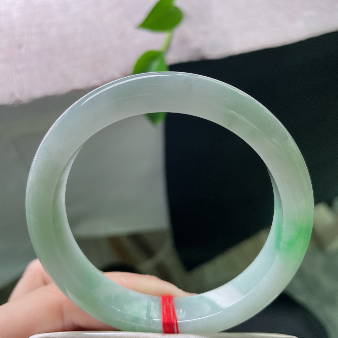 58.8/12.1/8.2，飘绿正圈，水润，细腻，贵气，耐看下，优雅，有纹，ss52573a