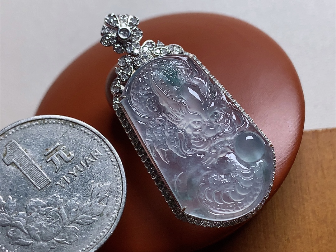 ️ 玻璃种飘花龙牌 镶嵌18K金，雕工细致霸气十足，尺寸41*20*10.5