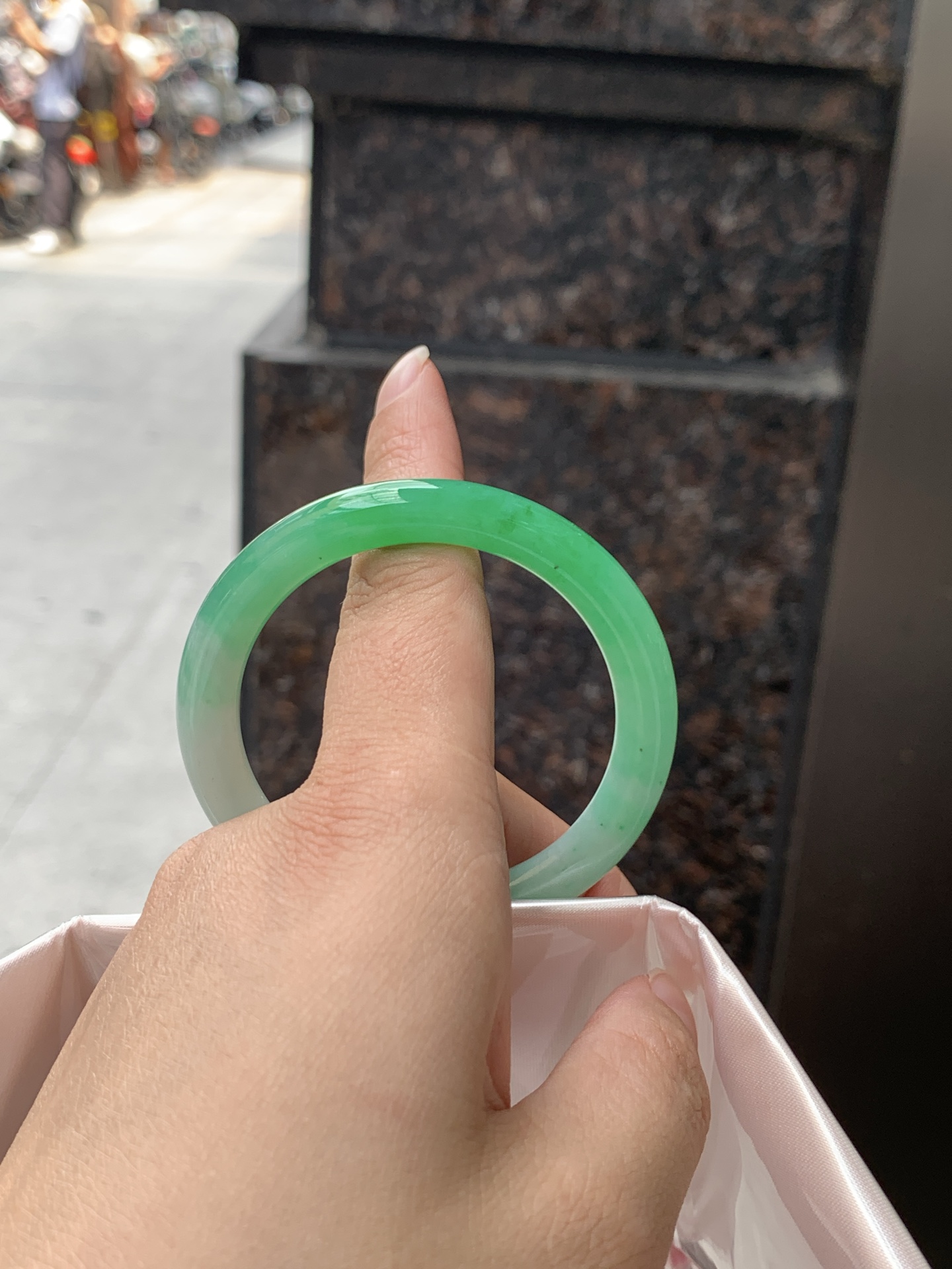 阳绿圆条 0529-N812 打灯纹裂，底妆细腻，通透的苹果绿底色像是被春雨洗过的嫩叶在，阳光下还会透出甜甜的蜜糖光泽，夏日清新感拉满。