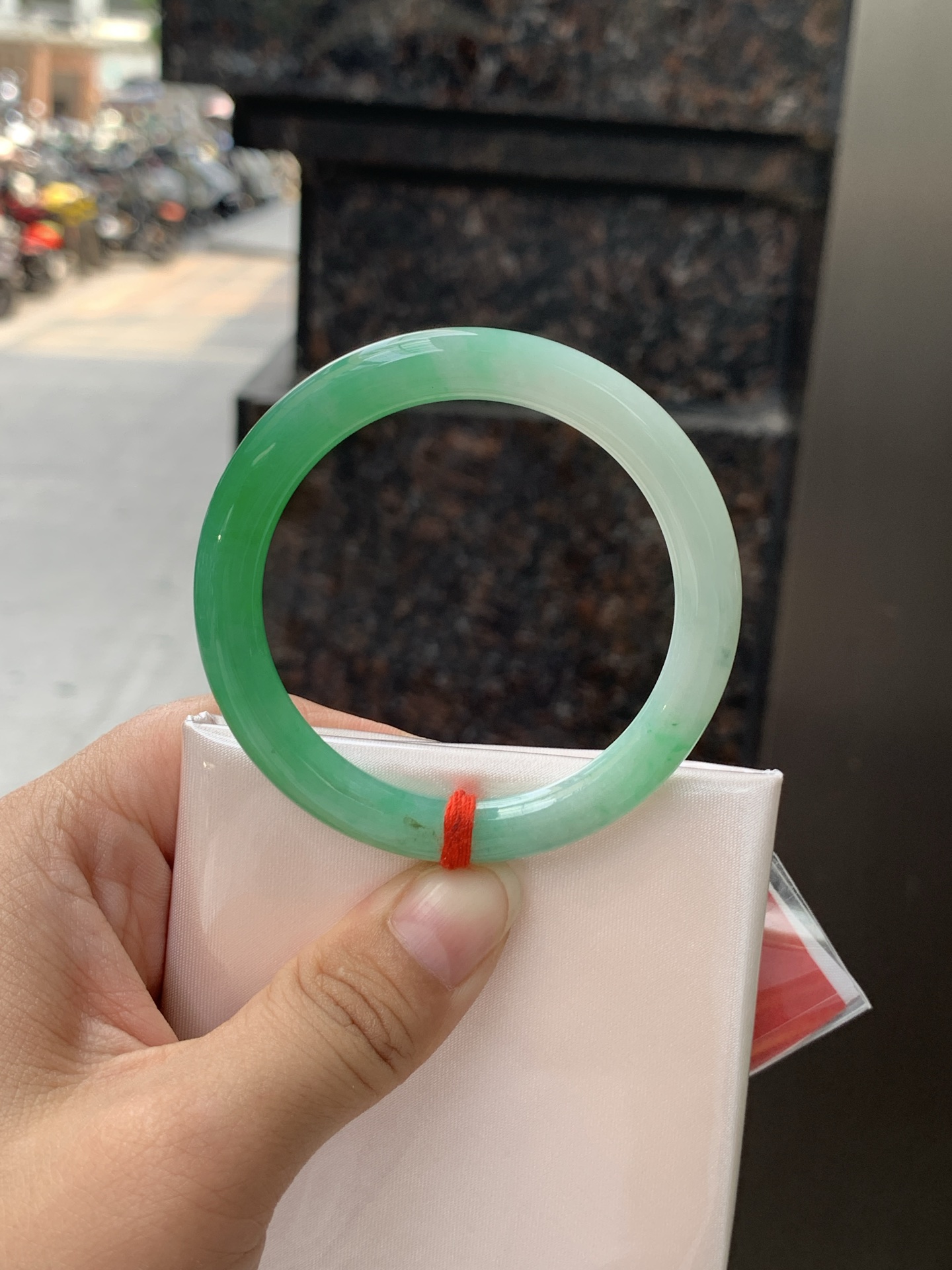 阳绿圆条 0529-N812 打灯纹裂，底妆细腻，通透的苹果绿底色像是被春雨洗过的嫩叶在，阳光下还会透出甜甜的蜜糖光泽，夏日清新感拉满。