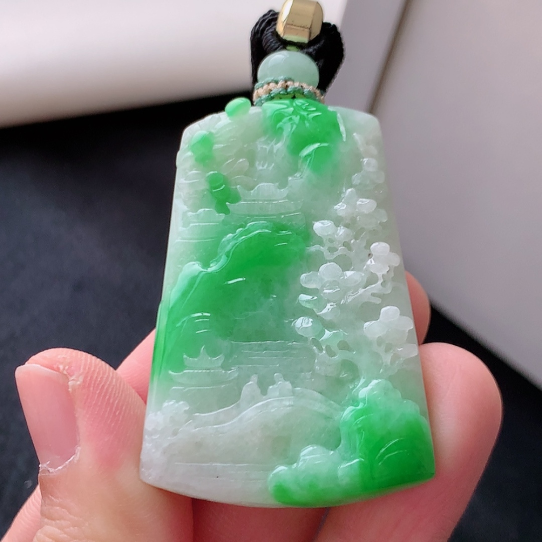 冰飘绿山水牌挂件 翠色明媚，底子细腻莹润，佩戴简单大方货号22527，43.4-29.2-8.1