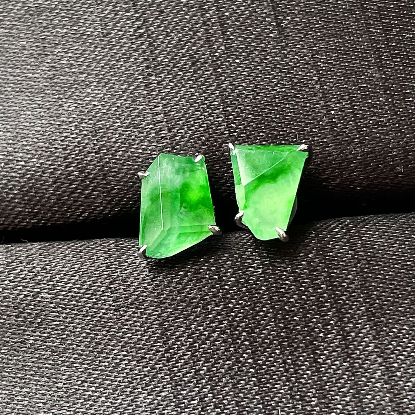 缅料高冰阳绿随形耳钉，18k金镶嵌，色辣，饱满水润，无裂，裸石尺寸14.3/10.4/4.5--41.7编码0528好数字