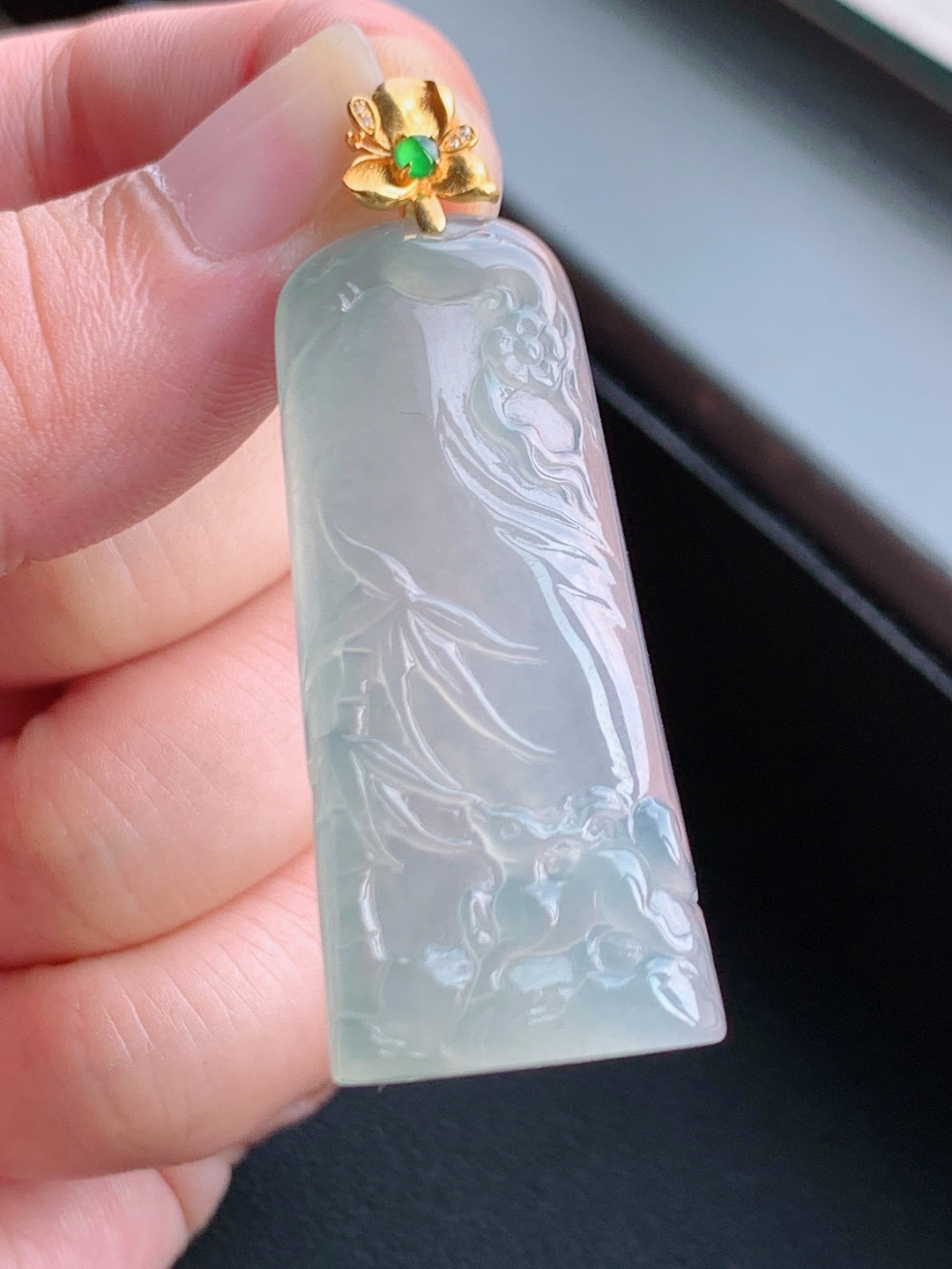 ️ 竹报平安扣牌吊坠，冰润通透的底子像一汪春水，18K金镶的扣头精致又点睛，阳绿小蛋面一搭，瞬间贵气感拉满。竹子线条干净利落，自带“节节高升”的好彩头，温柔又大气，裸石41.8-18.8-5.7整体49.2自然光拍摄